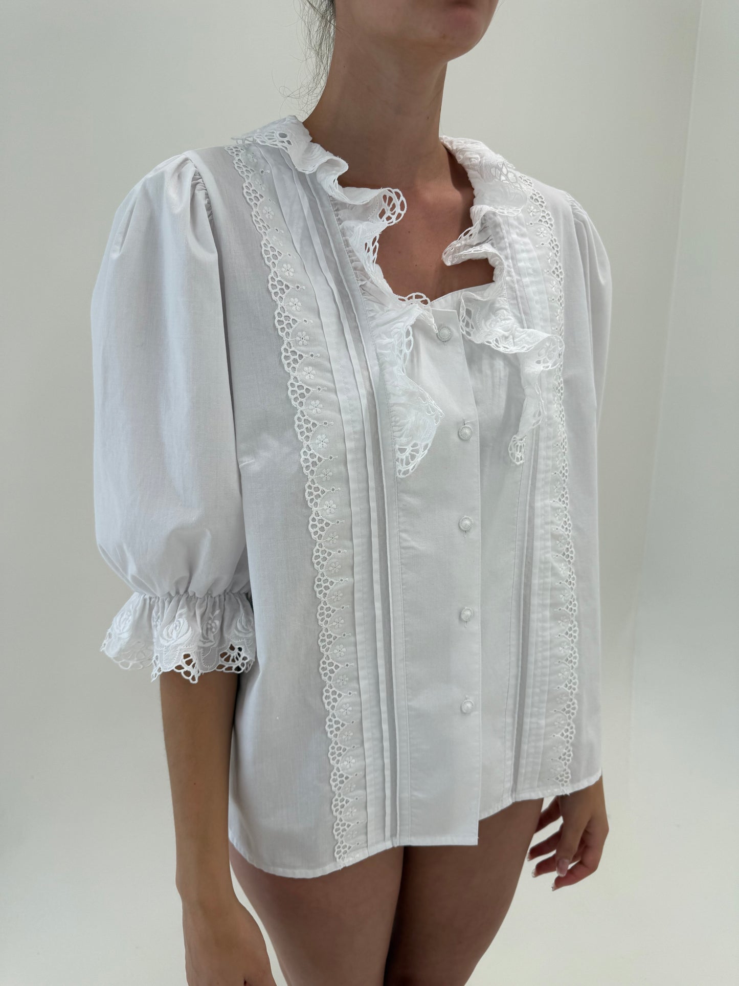 Cămașa vintage cu broderie anglaise, dantelă și mâneci bufante din bumbac