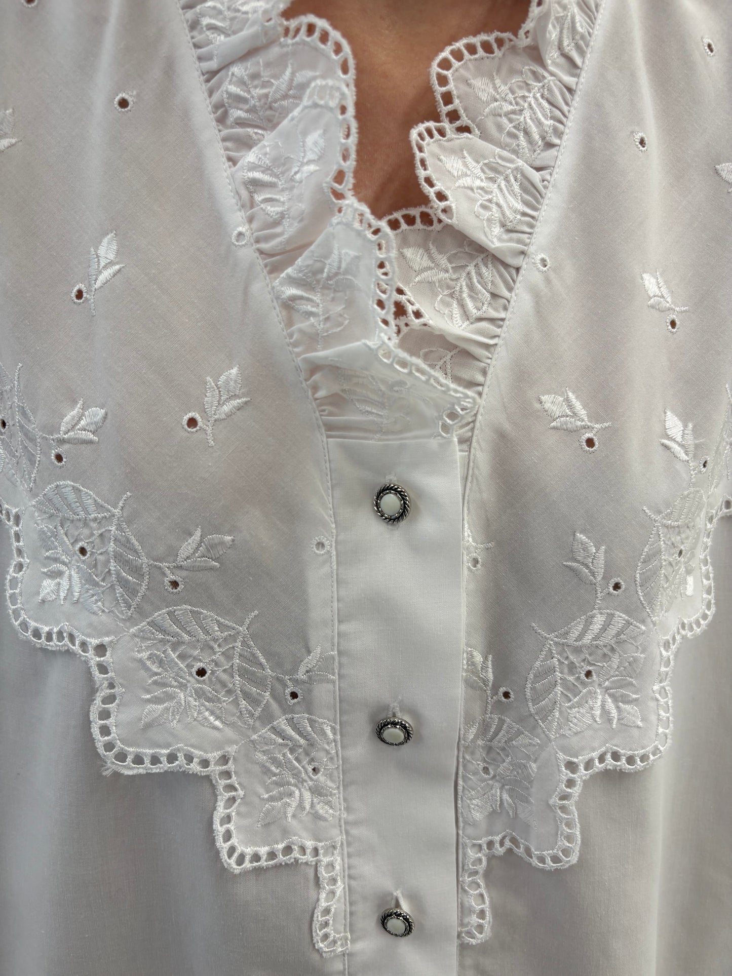Cămașa vintage din bumbac cu aplicații din dantelă și broderia anglaise