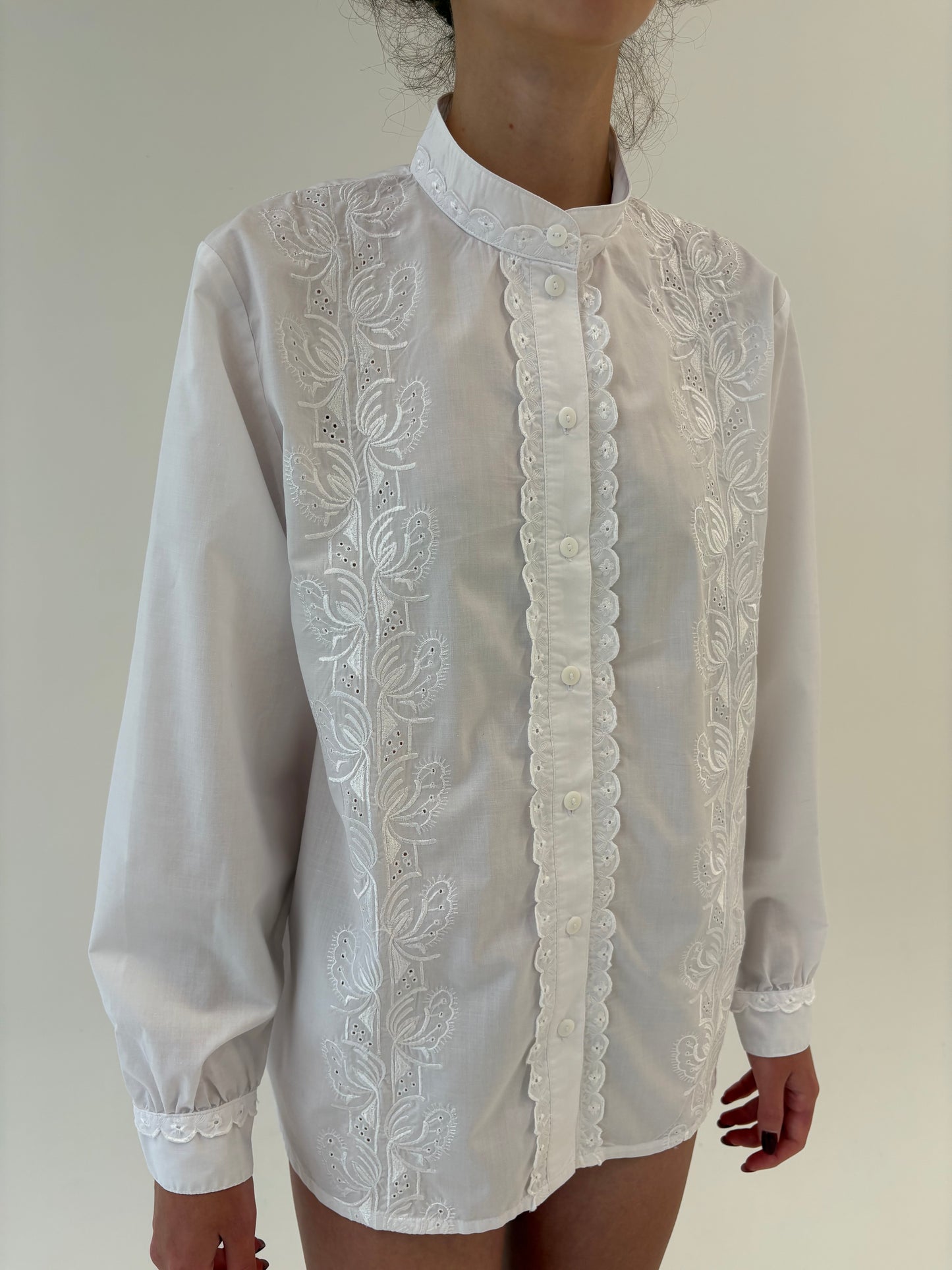 Cămașa vintage din bumbac cu broderie și dantelă