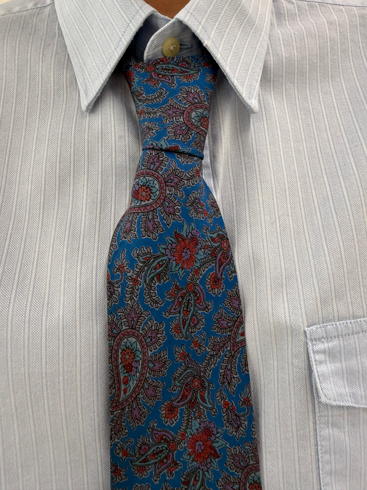 Cravata Giorgio Armani cu print paisley burgundy pe albastru regal