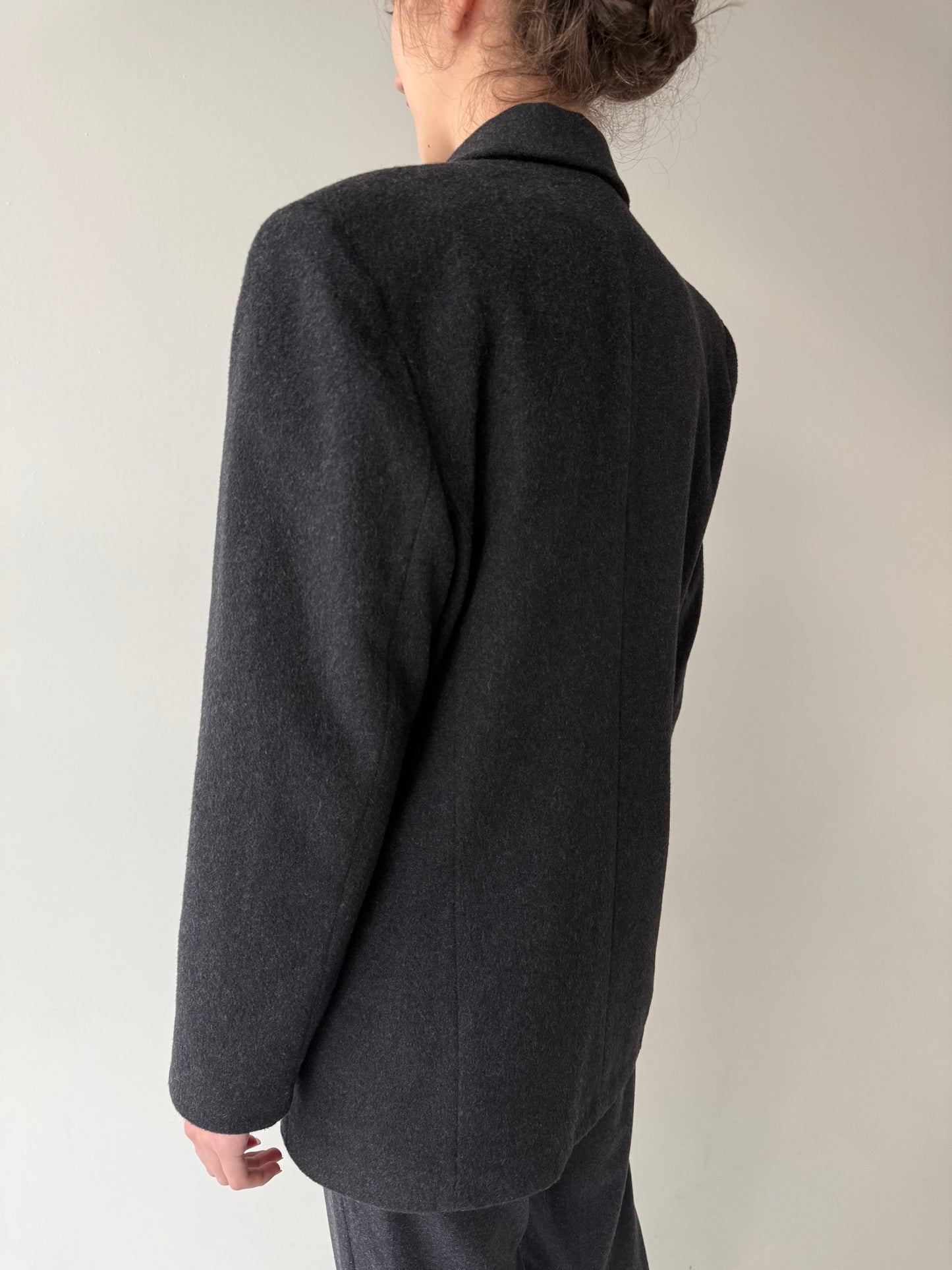 Sacou în croi lung și cambrat cu revere late din stofă plina