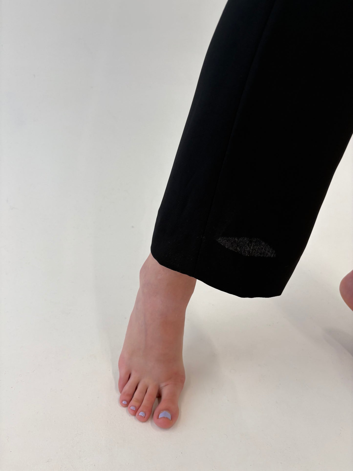 Pantaloni negri de la zi la seară