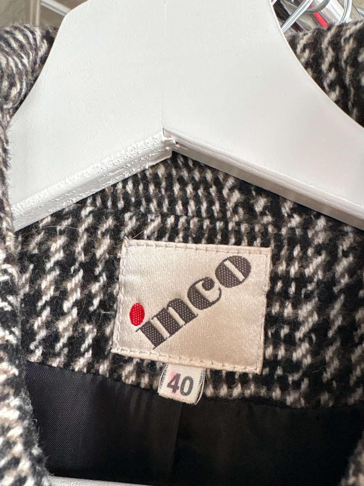 Sacou super cambrat din tweed de lana în carouri alb negru
