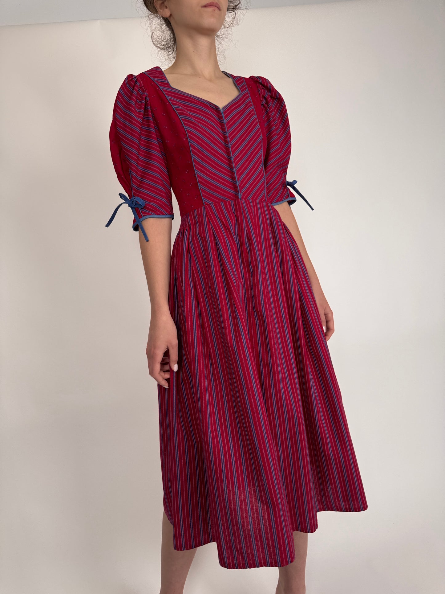 Rochie vintage burgundy din pânză de bumbac cu corsaj