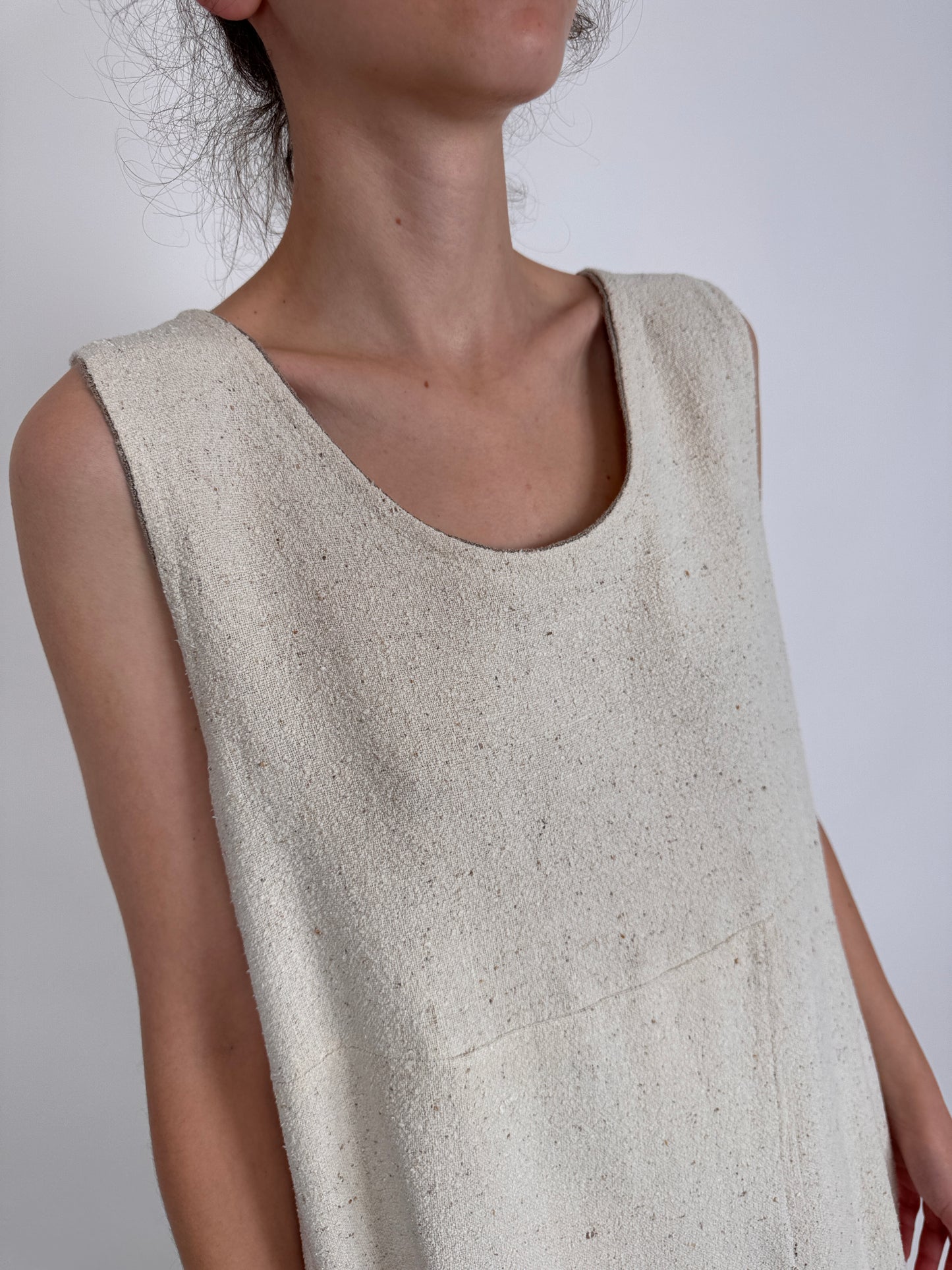 Rochie linen nude din pânză grea excepțională în croi minimalist