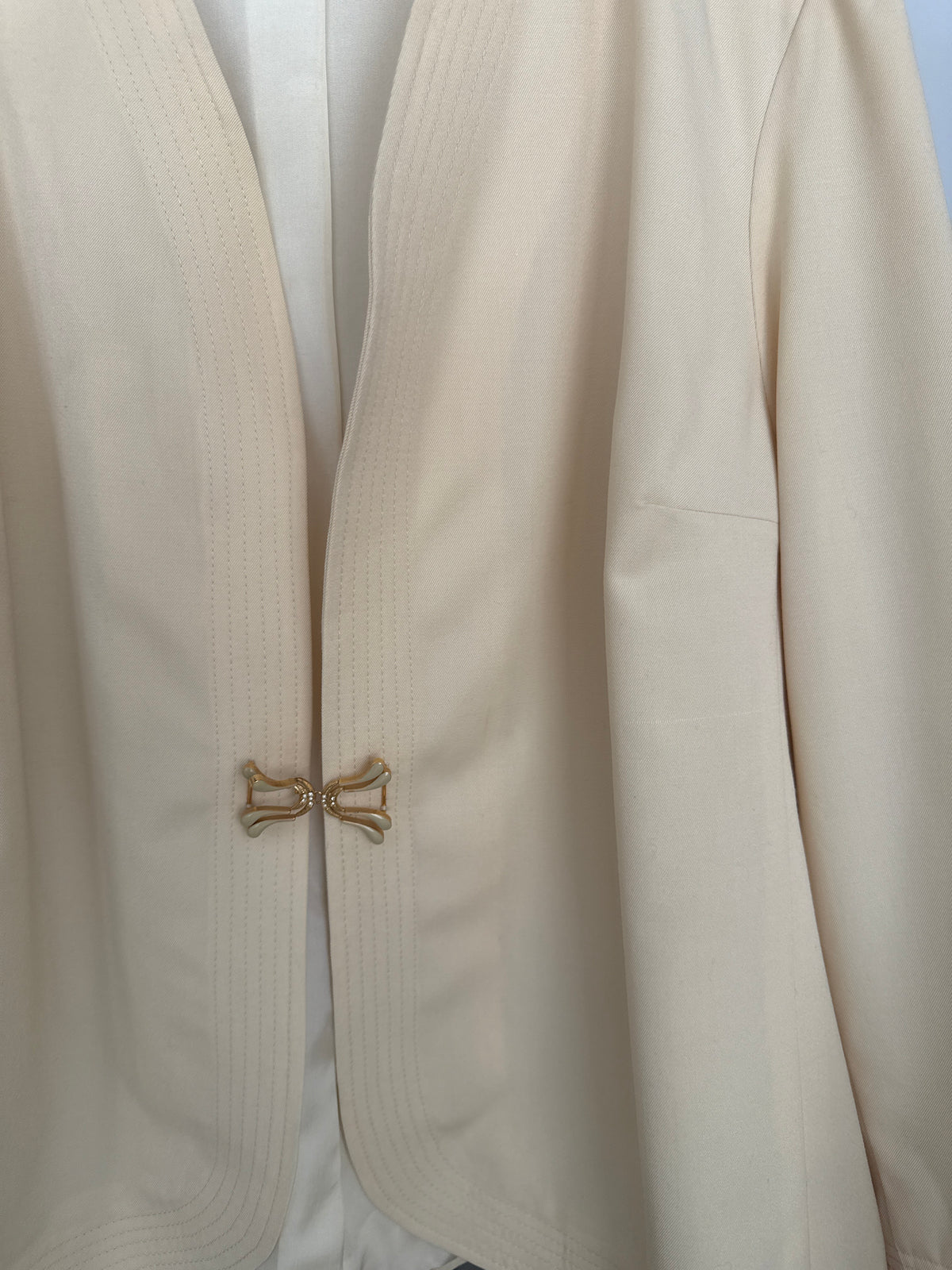 Jacheta vintage din lana extrafina butter white cu închidere bijuterie metalică