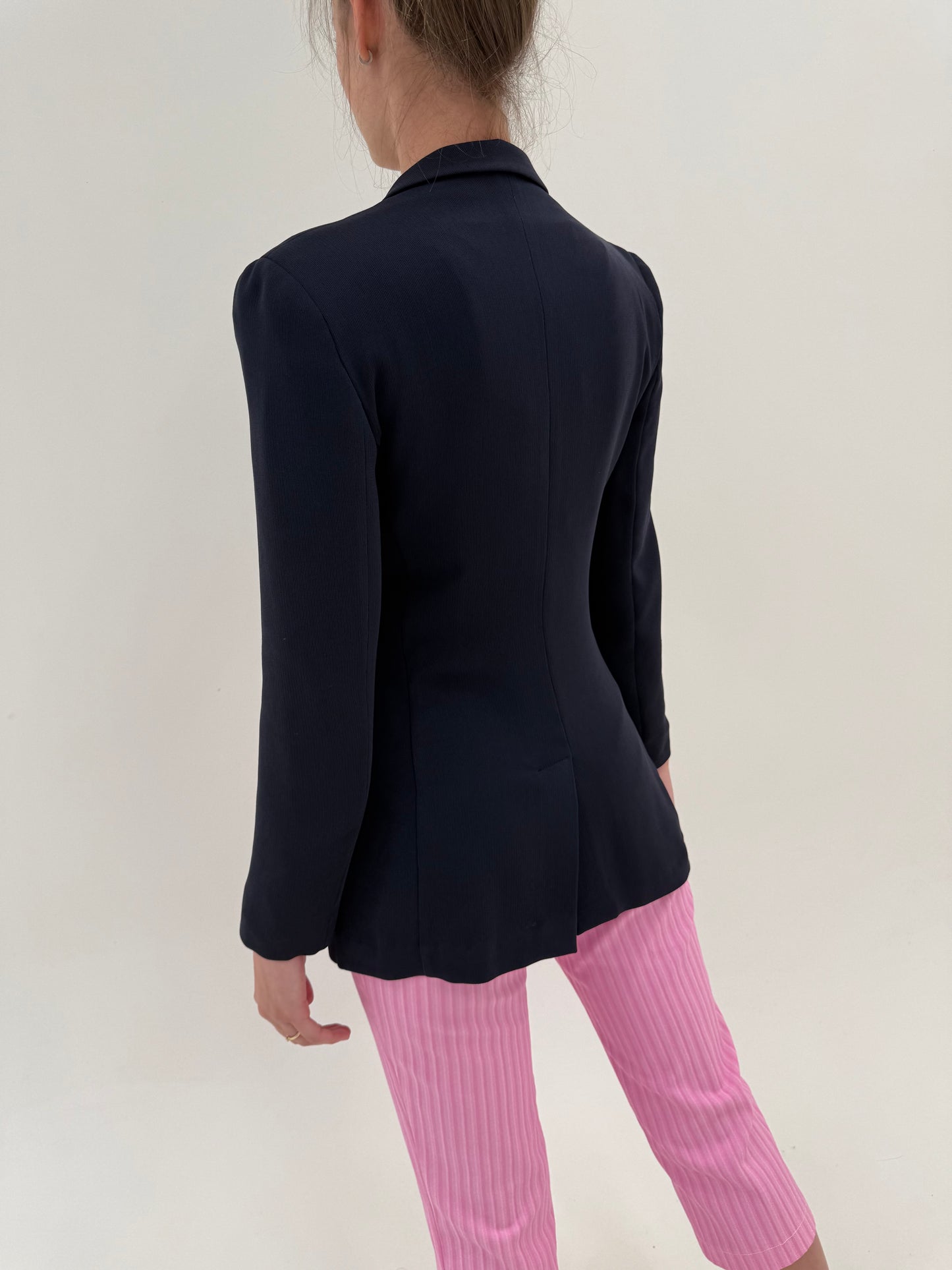Sacou cambrat Armani de sezon cald în croi minimalist atemporal specific