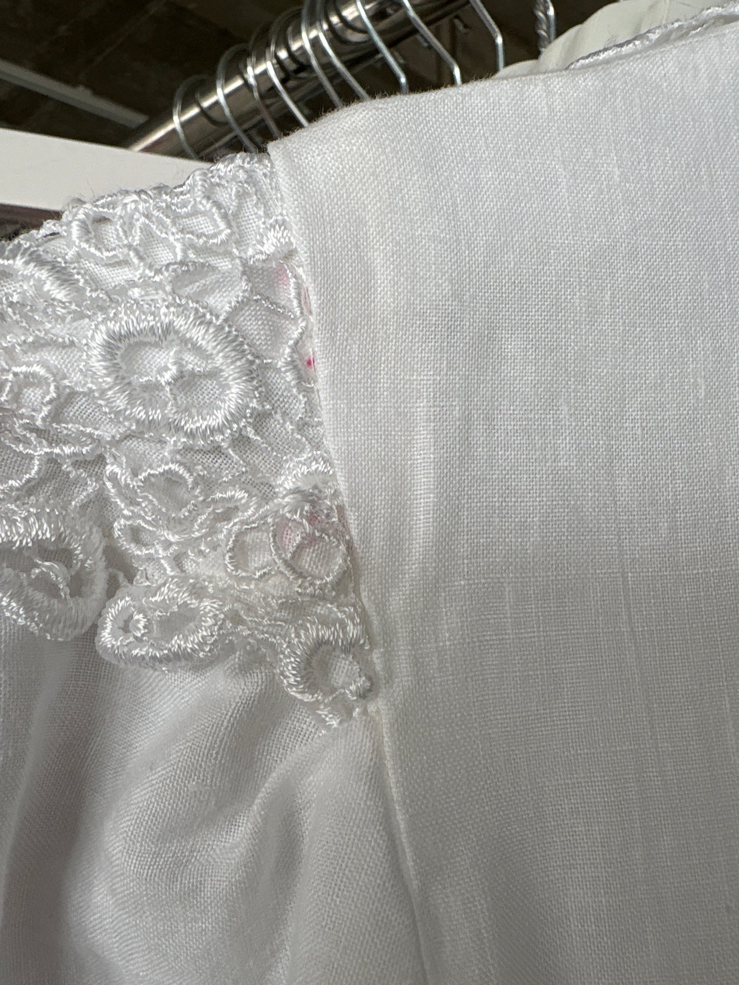 Rochie albă cu dantelă macrame din pânză excepțională în croi de ani 50