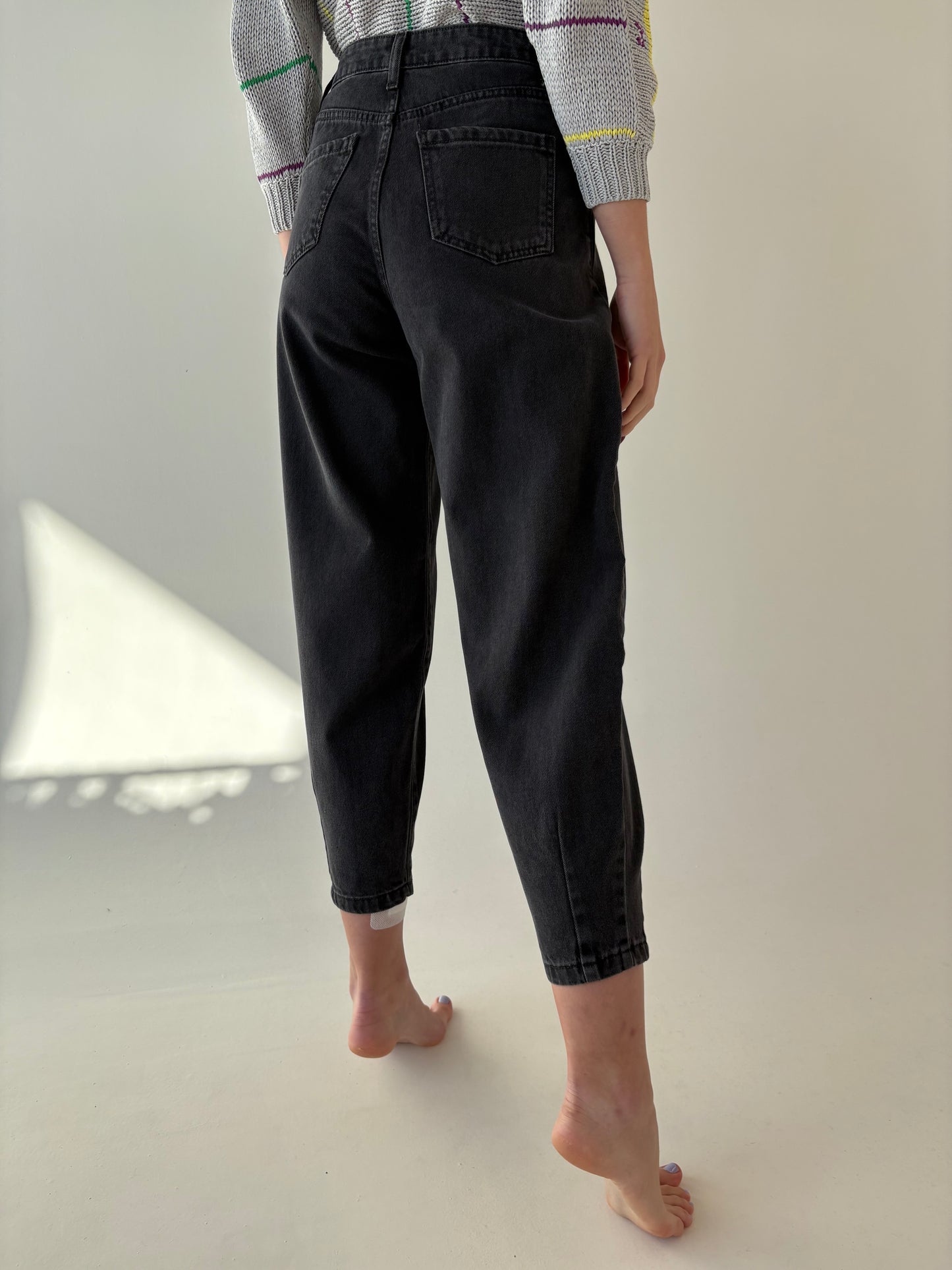 Jeans mom fit cu talie ultra înaltă și pense în croi baloon