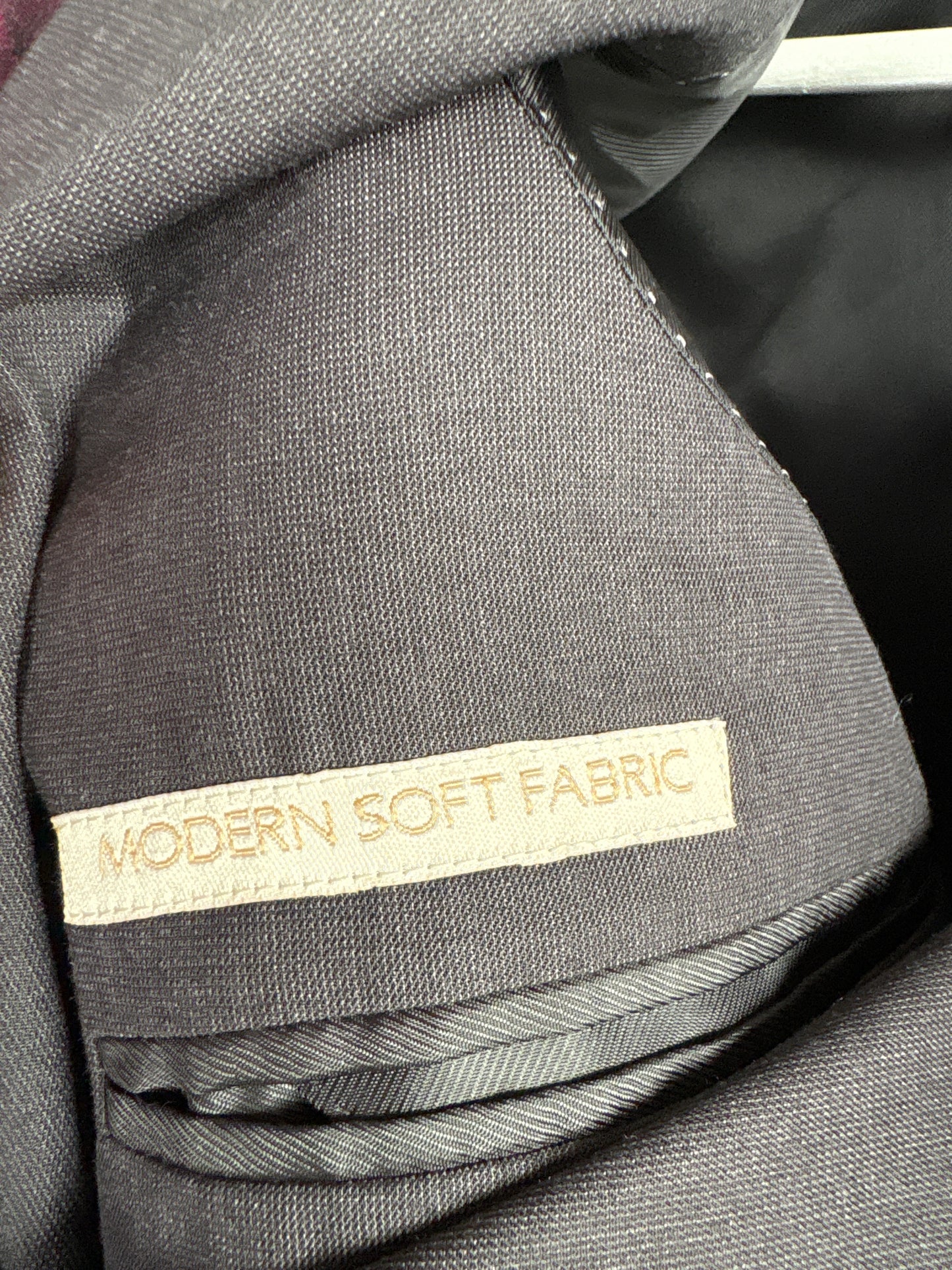 Costum charcoal gray de la business la seara din stofita ușor satinata