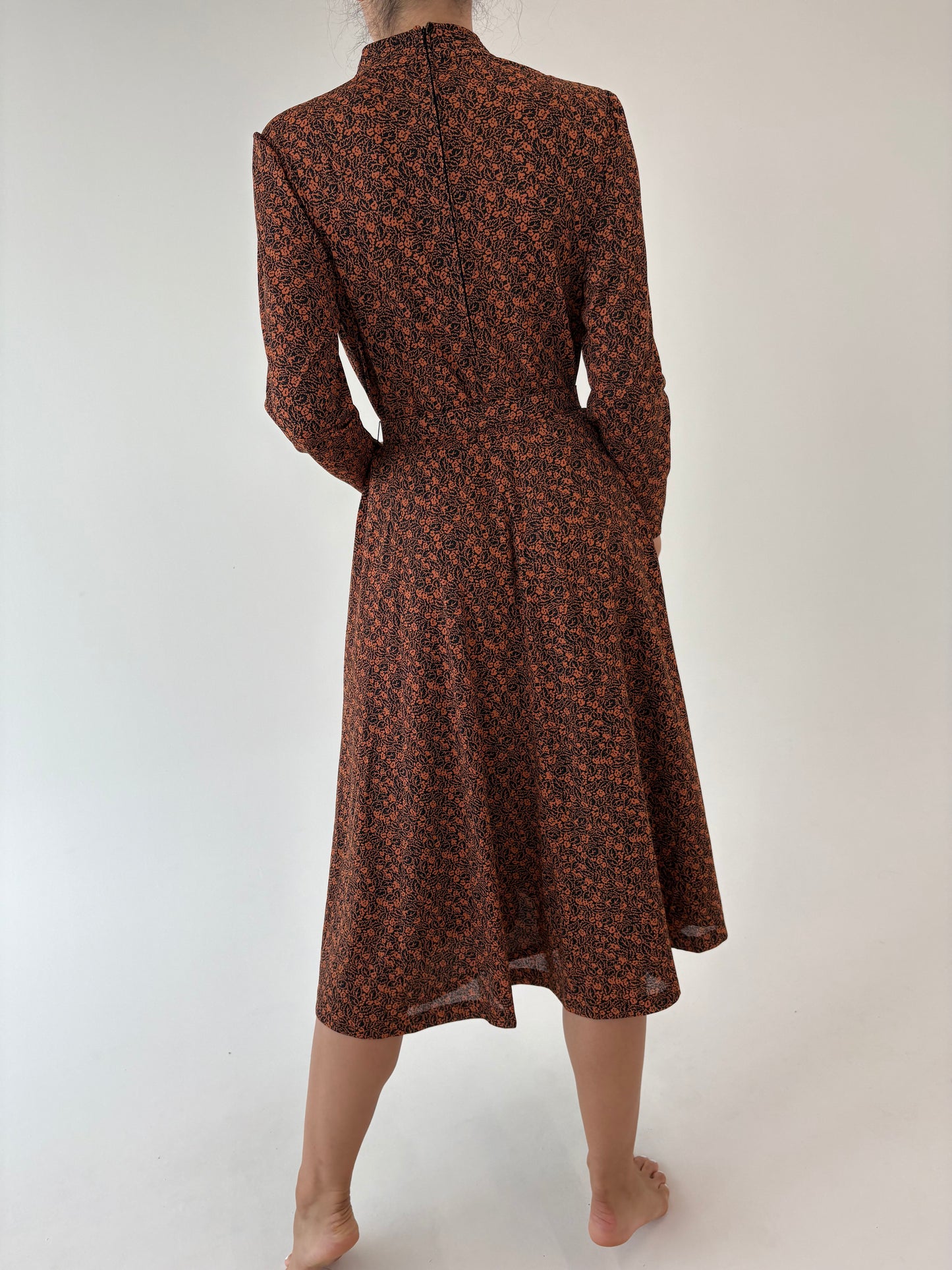 Rochie vintage cu print delicat chocolate brown cu talie ultra marcată