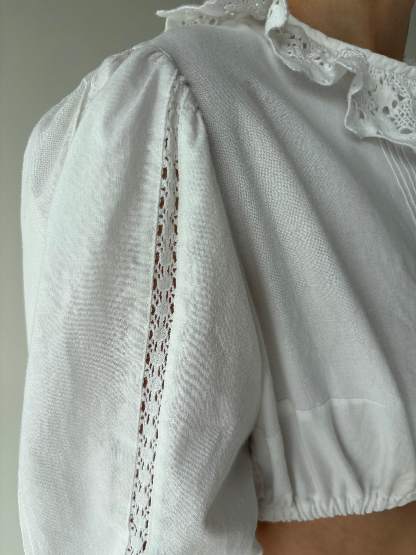 Top vintage din pânză de in cu dantelă macrame lucrată manual