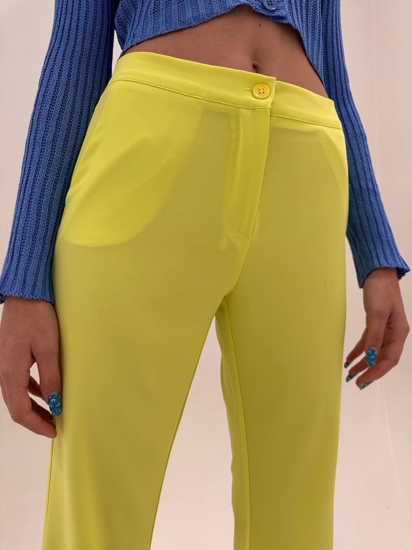 Pantaloni evazați lime green in croi super revenit în trend tall