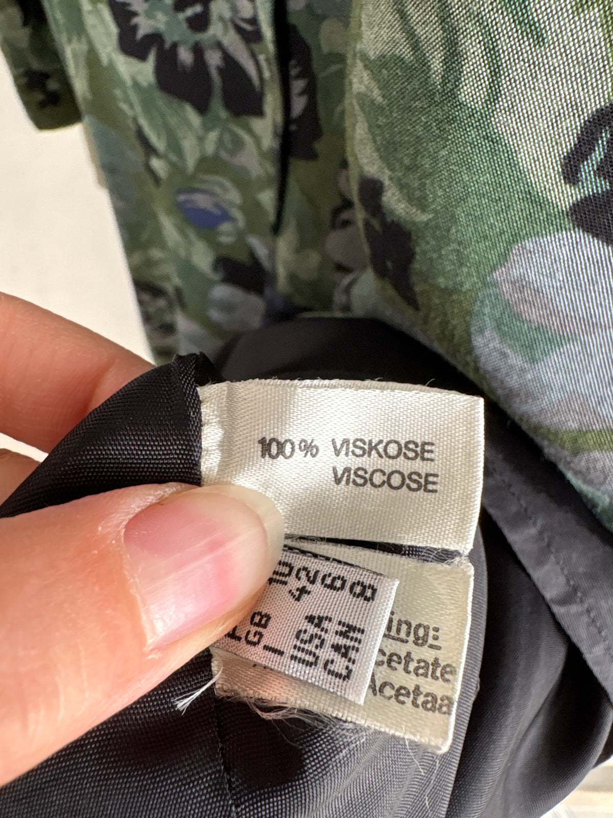Rochie vintage neagră cu gât chimney în culori superbe