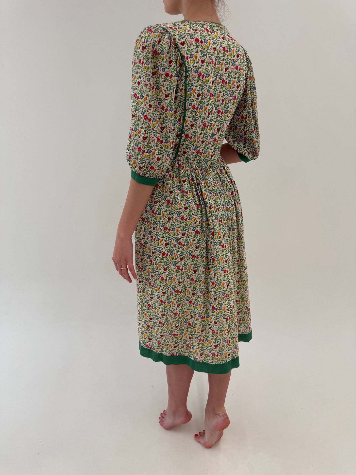 Rochie vintage cu corsaj și buzunare midi lung din pânzica excepțională