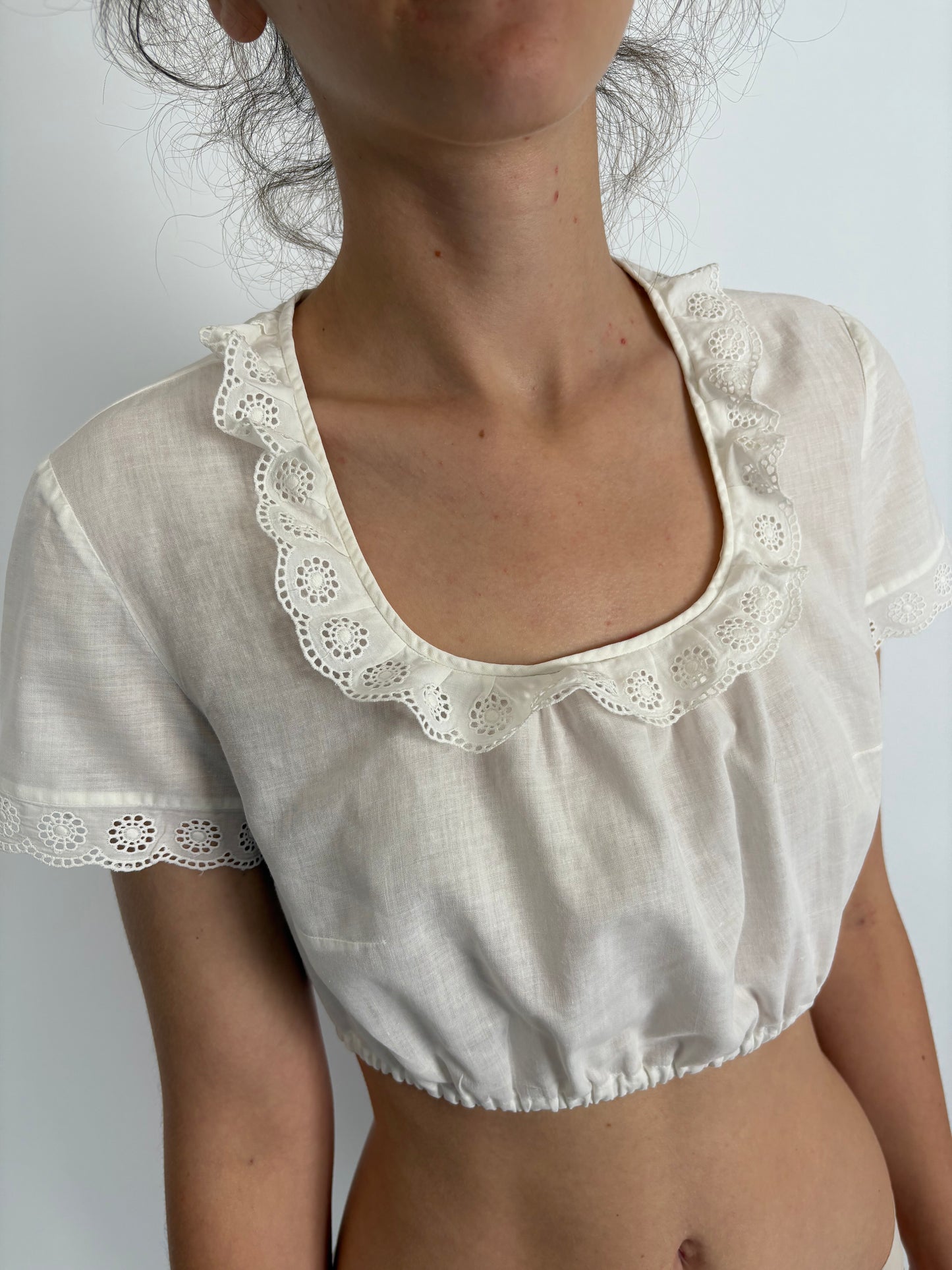 Top cropped cu broderie anglaise din panzica extrafina de bumbac