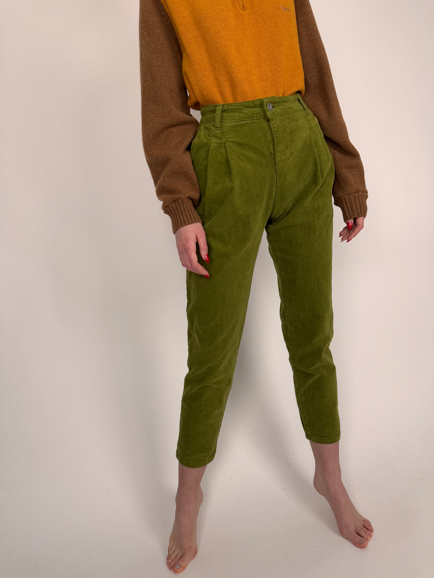 Pantaloni cu pense avocado green din catifea raiata de bumbac