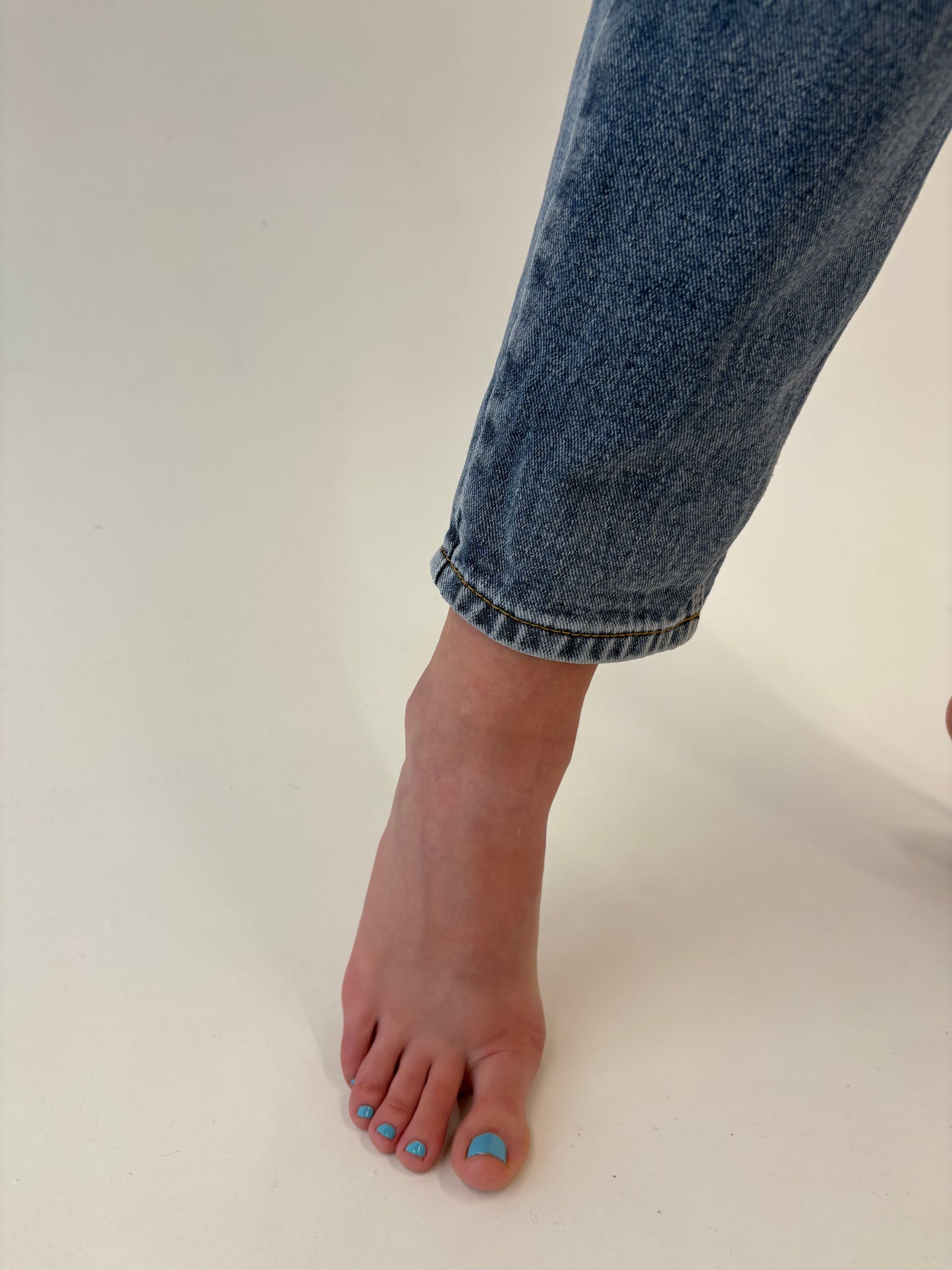 Jeans premium mom fit tall cu talie ultra înaltă și solduri generoase