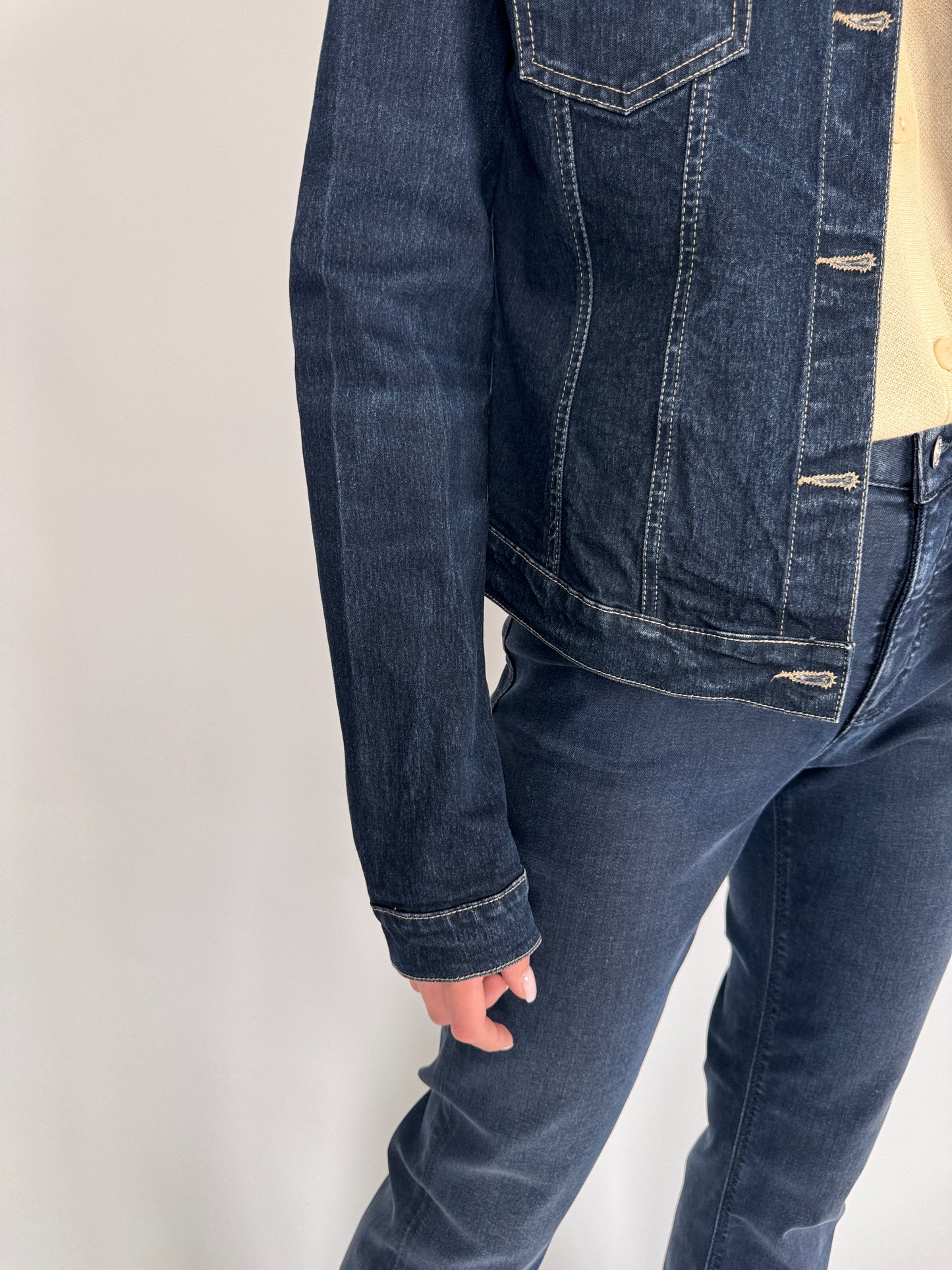 Geacă dark wash din jeans ușor strech