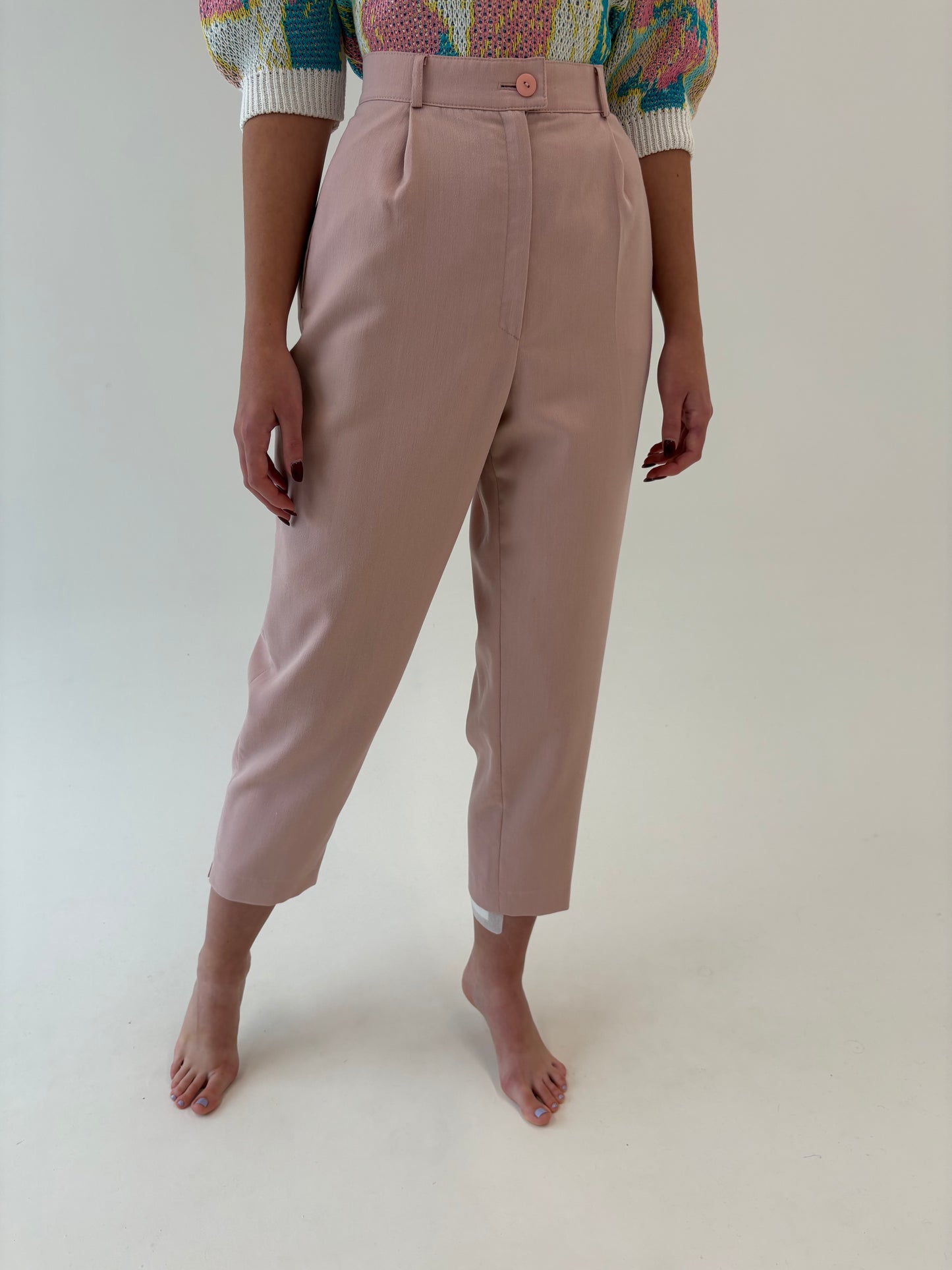 Pantaloni roz pudrat din stofita cu talie ultra înaltă marcată și pense