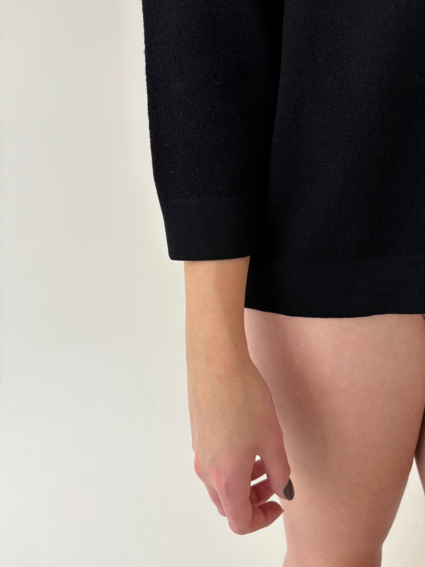 Pulover negru cu decolteu geometric din lana merino extrafina de gramaj mare