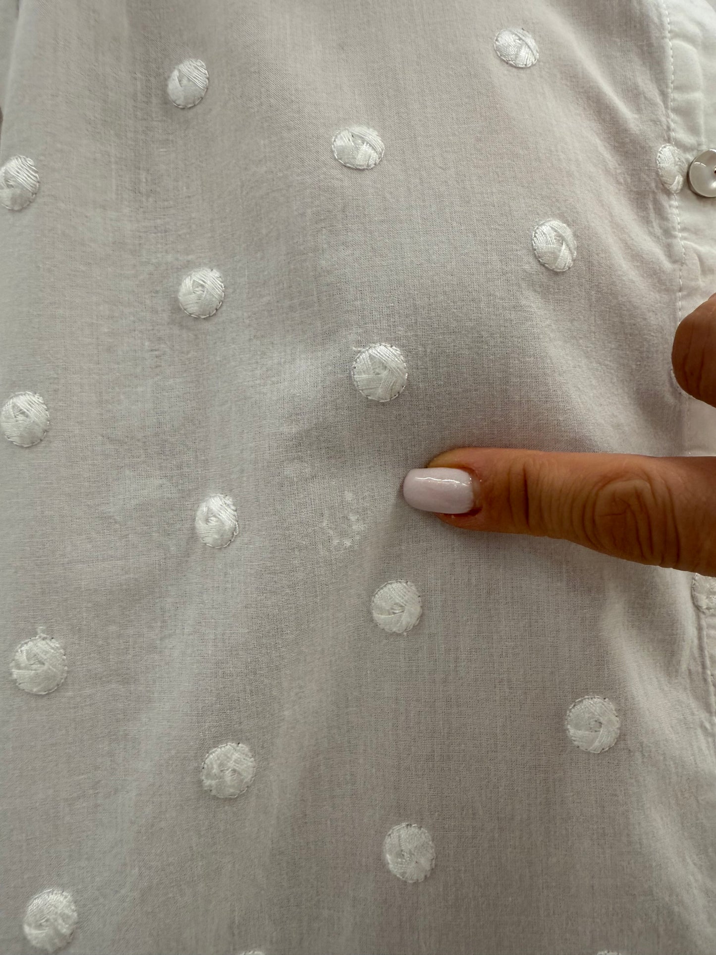 Cămașa premium albă în croi lejer integral cu buline brodate