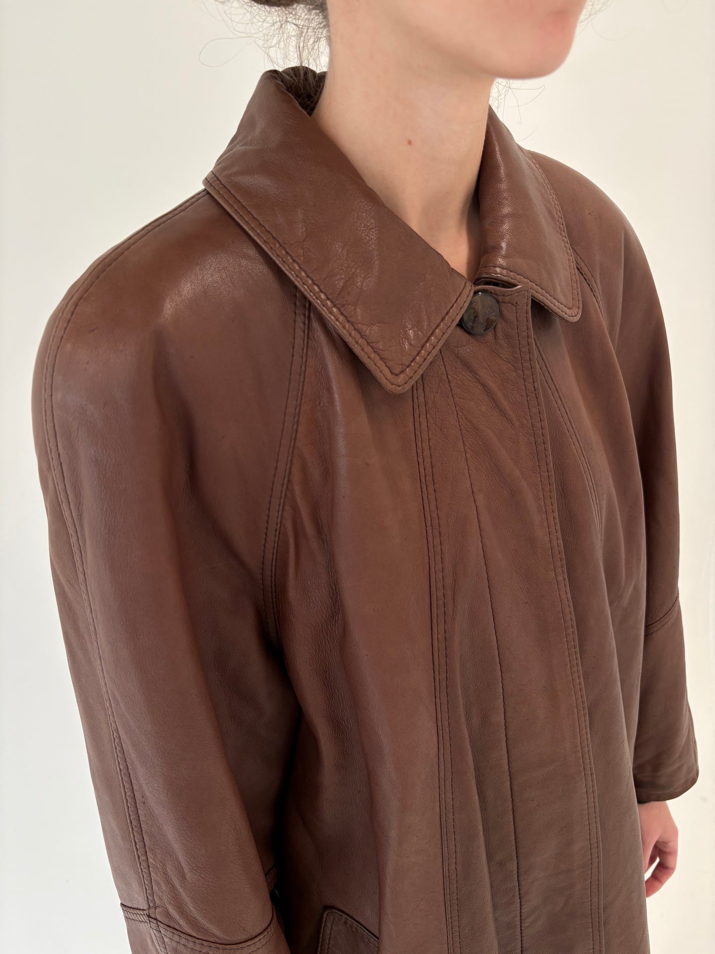 Pardesiu vintage chocolate brown petite în croi drapat din piele naturală