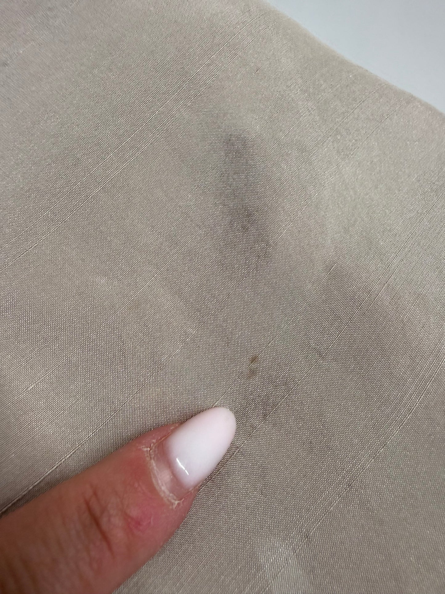Cămașa sand nude din mătase naturală în croi minimalist