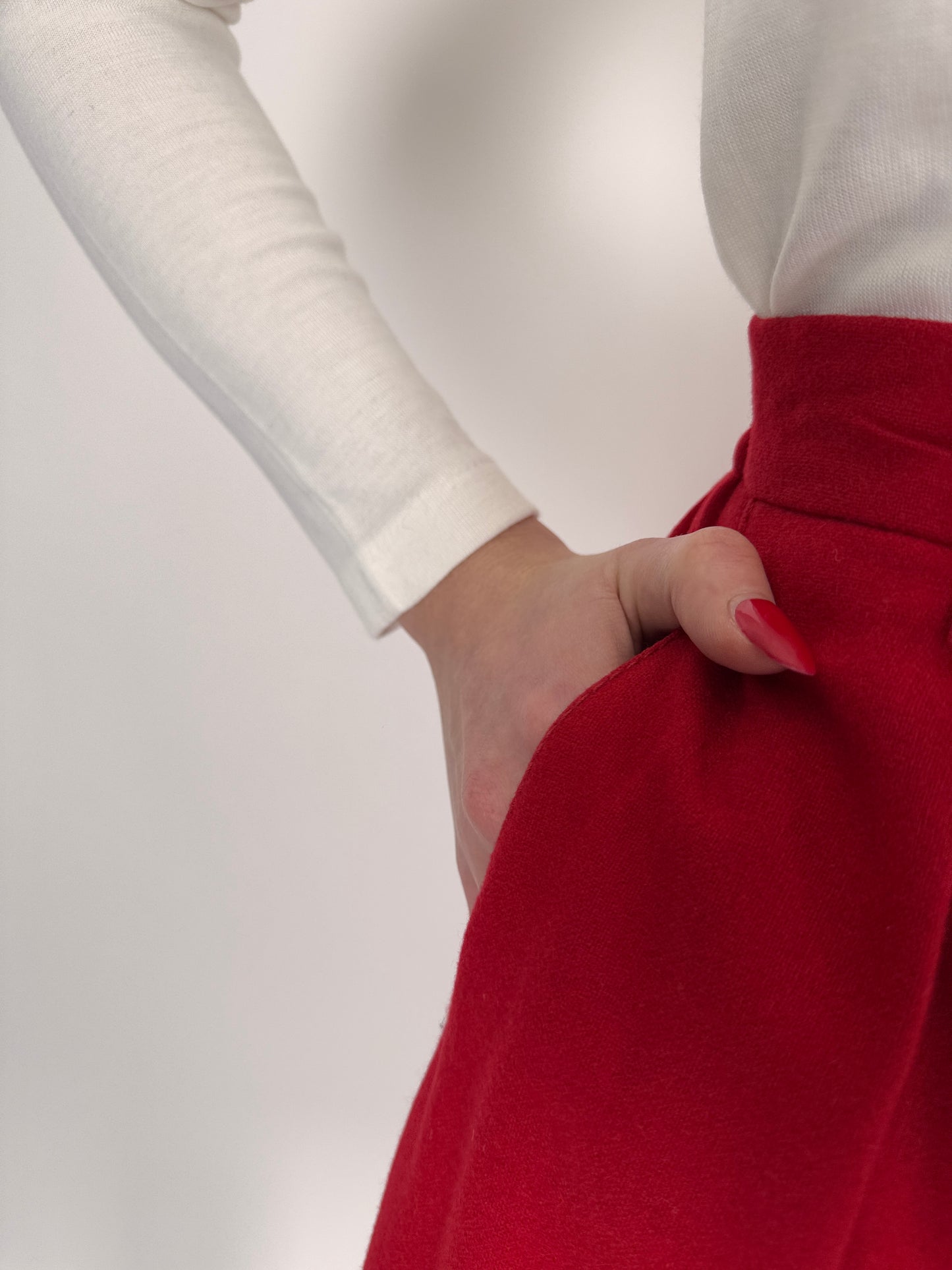 Fustă amplă plisată cherry red din lana plină extafina și talie marcată