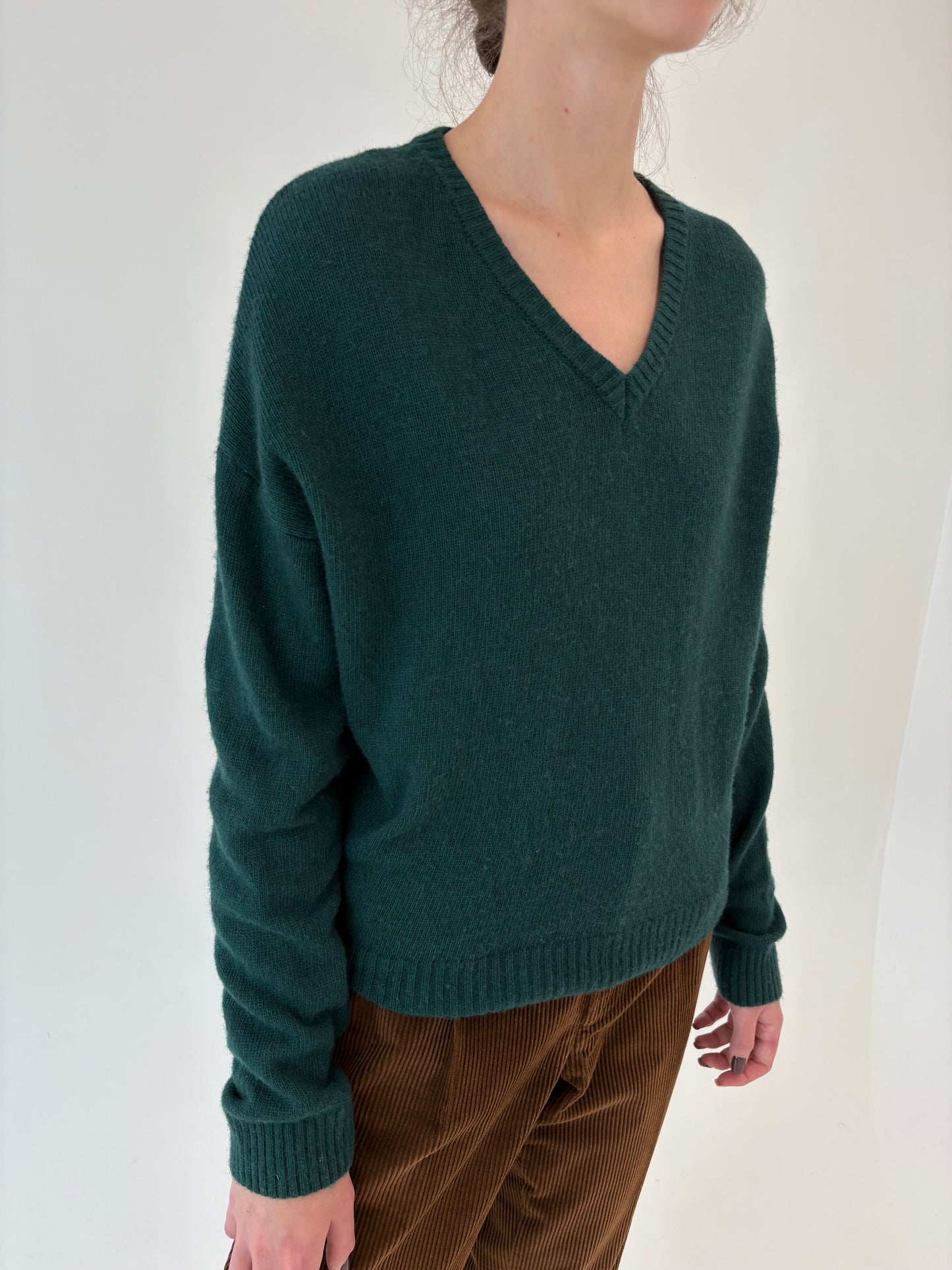 Pulover tall pine green din lana merino extrafina în croi lejer cu mânecă căzută