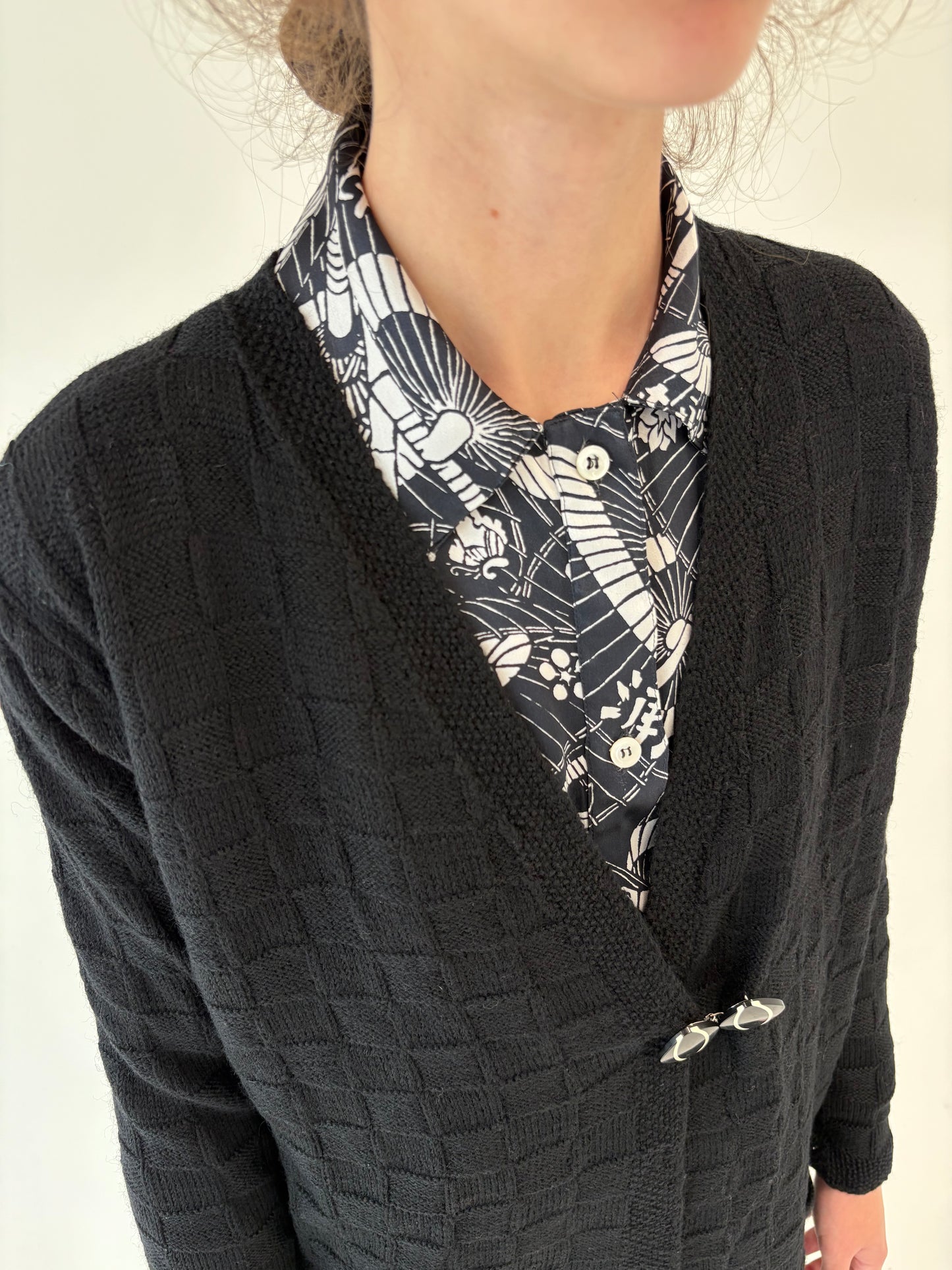 Cardigan negru din lana extrafina plină cu închidere decorativă