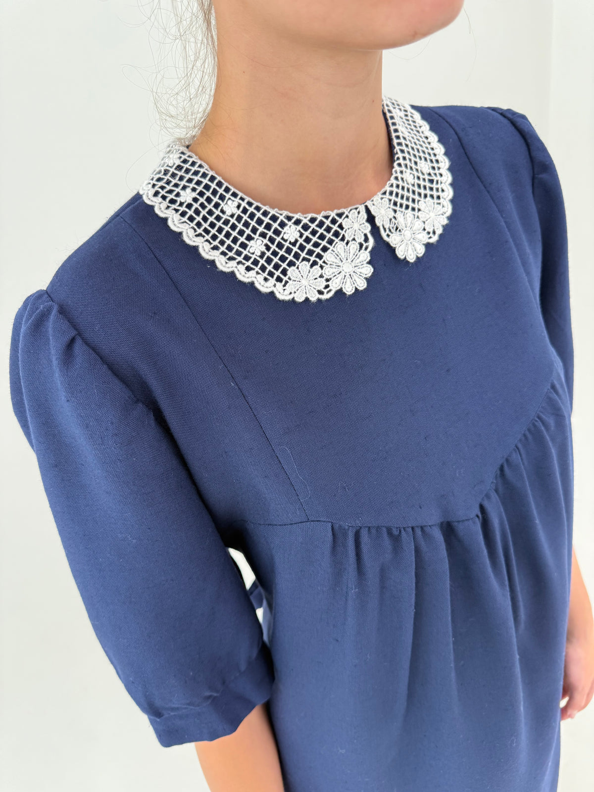 Rochie vintage din lana extrafina cu guler macrame fin lucrat manual și cordon