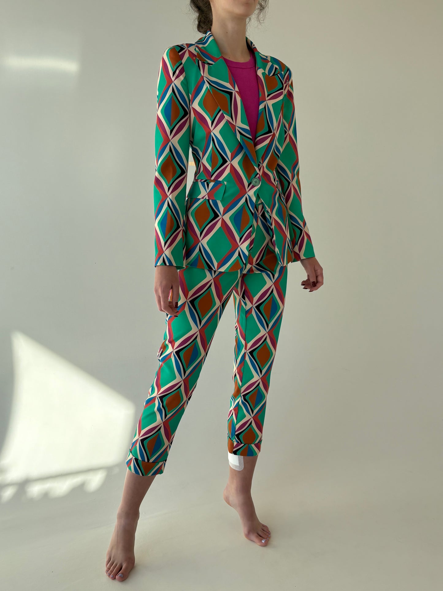 Costum italian în croi modern cu print în culori tari