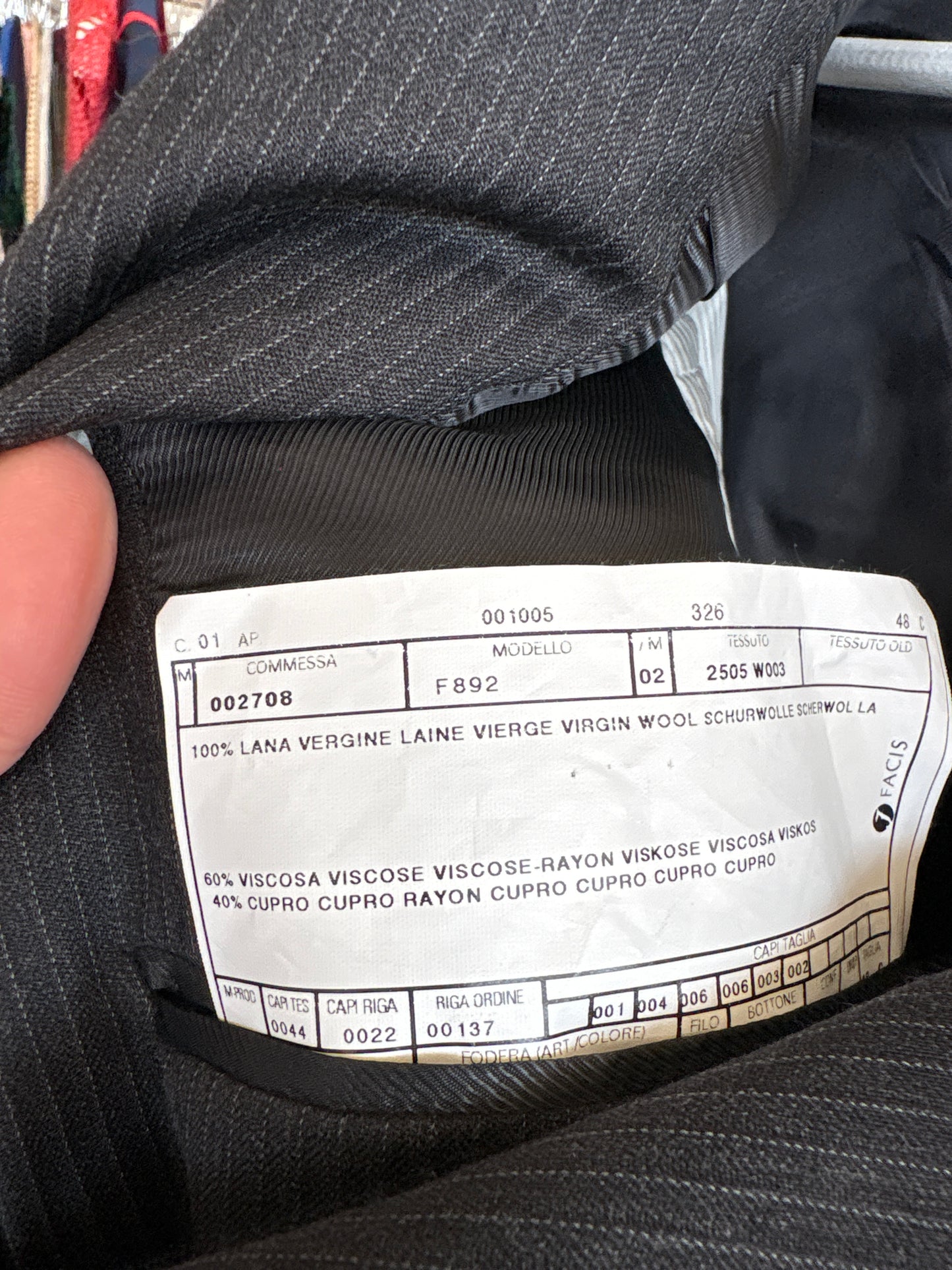 Costum italian cu dungi fine verticale ivoire din lana extrafina în croi actual