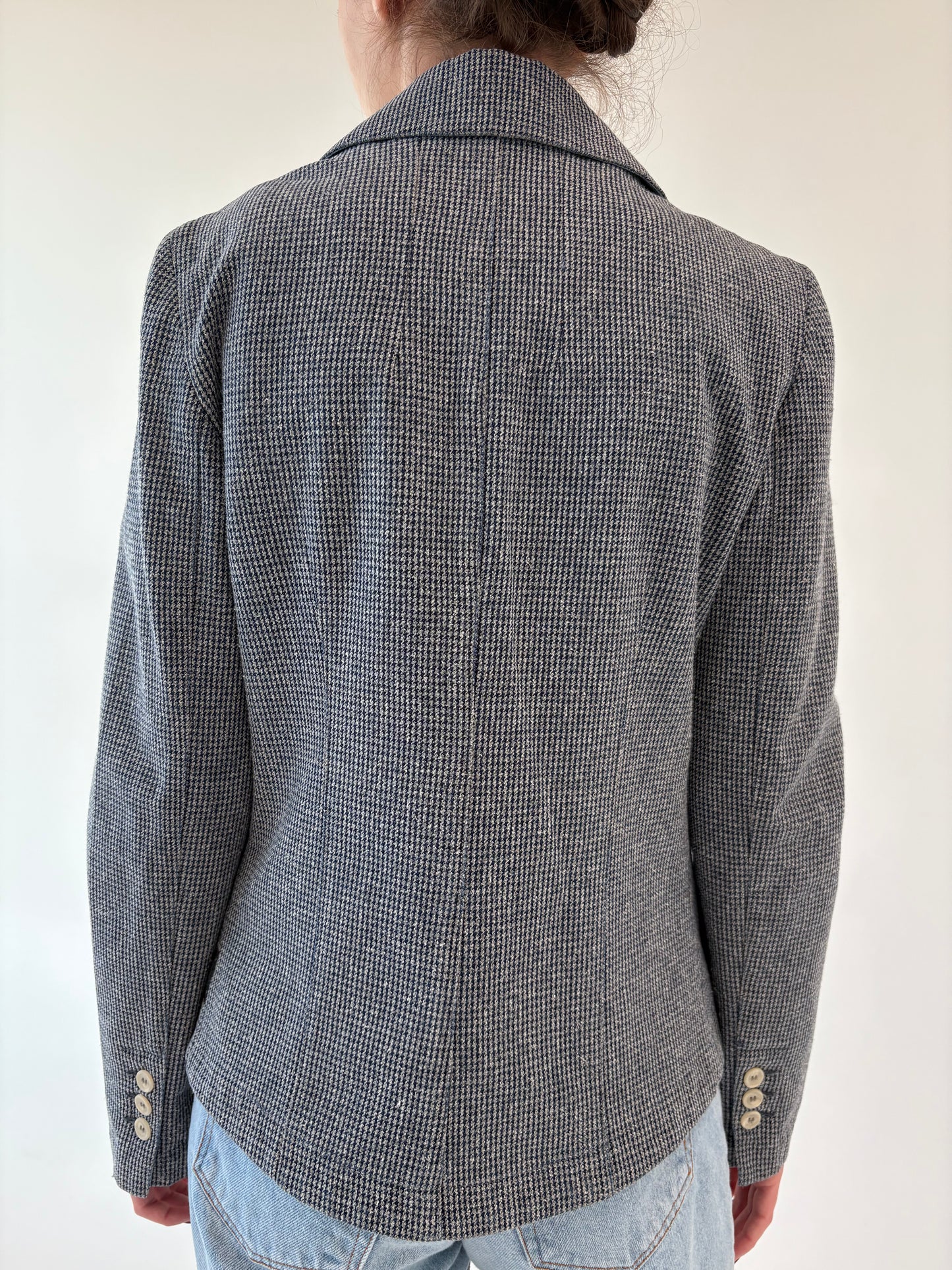 Sacou Armani cambrat din jeans gros pied du coq cu ținuta