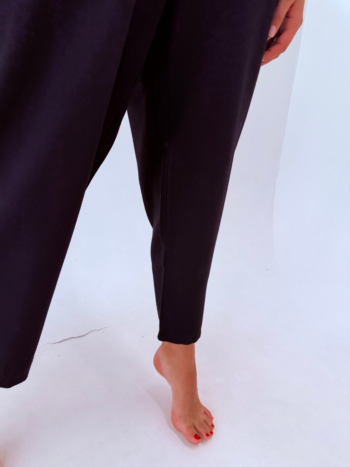 Pantaloni vintage negri în croi ultra drapat cu talie extrem de înaltă marcată
