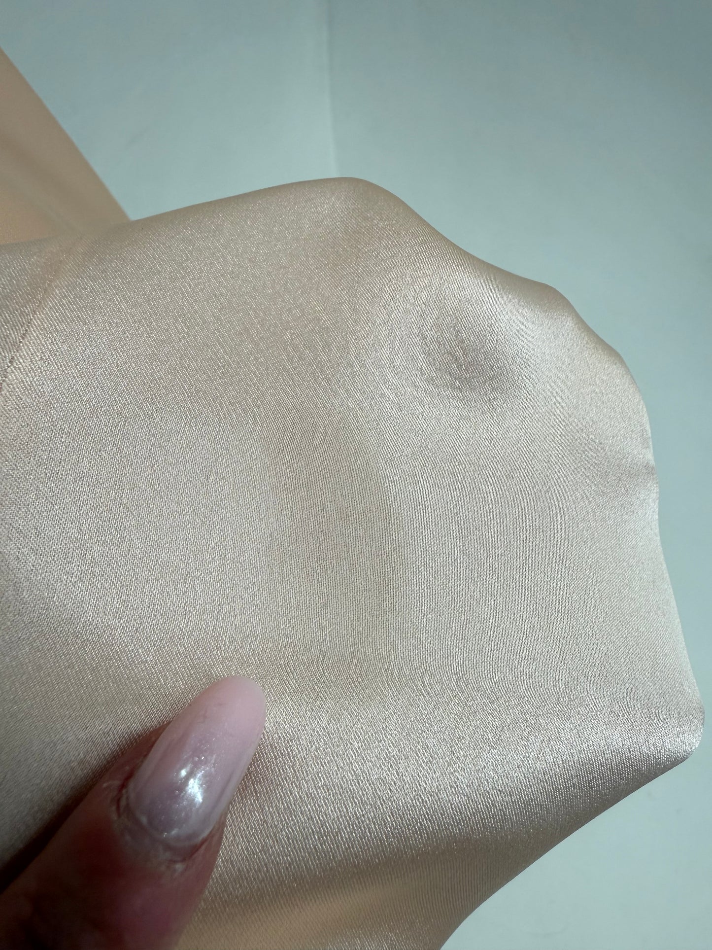 Top peach nude din twill de mătase naturală satinata în croi minimalist
