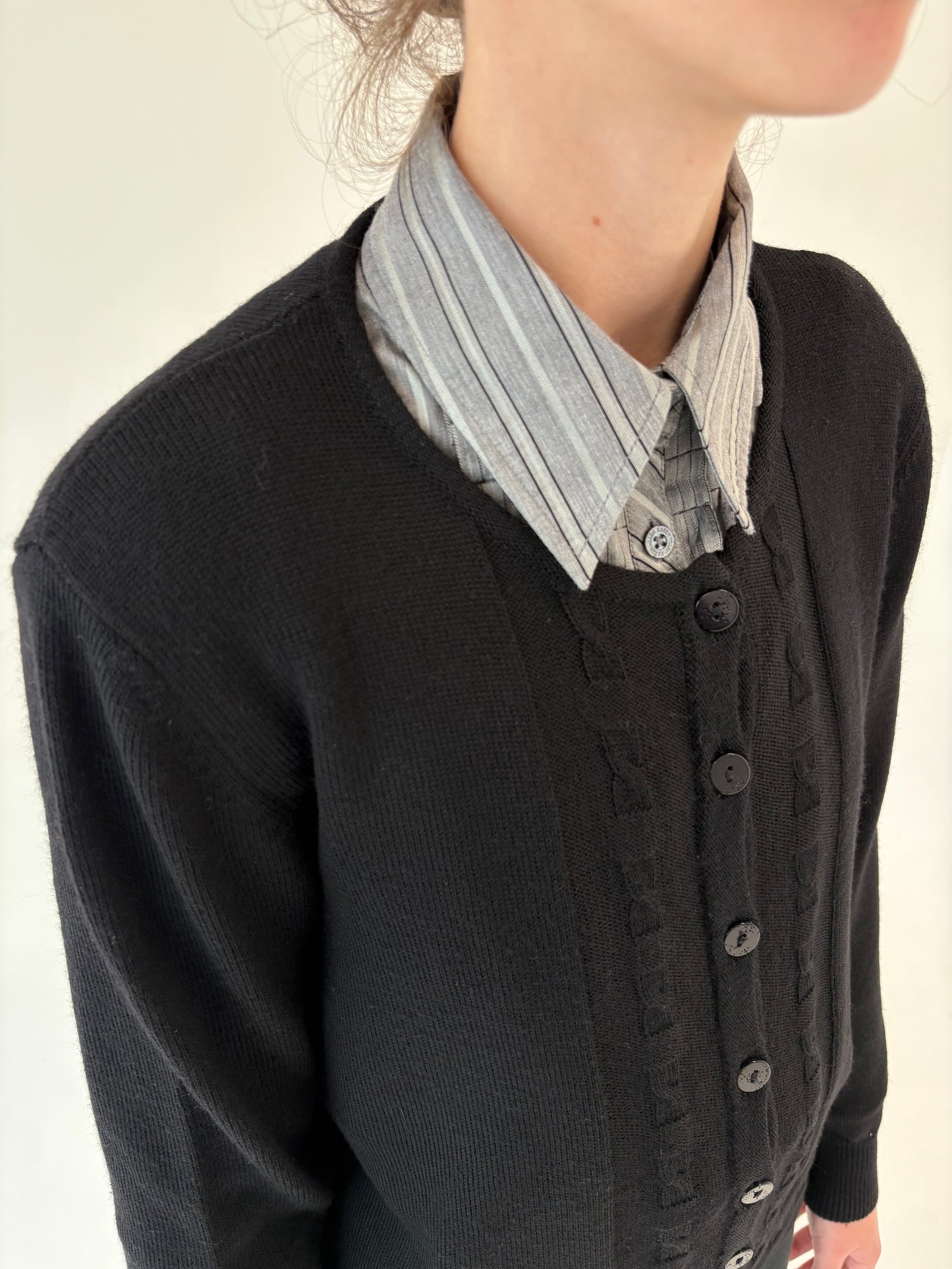 Cardigan negru din lana merino extrafina de gramaj mare cu torsade