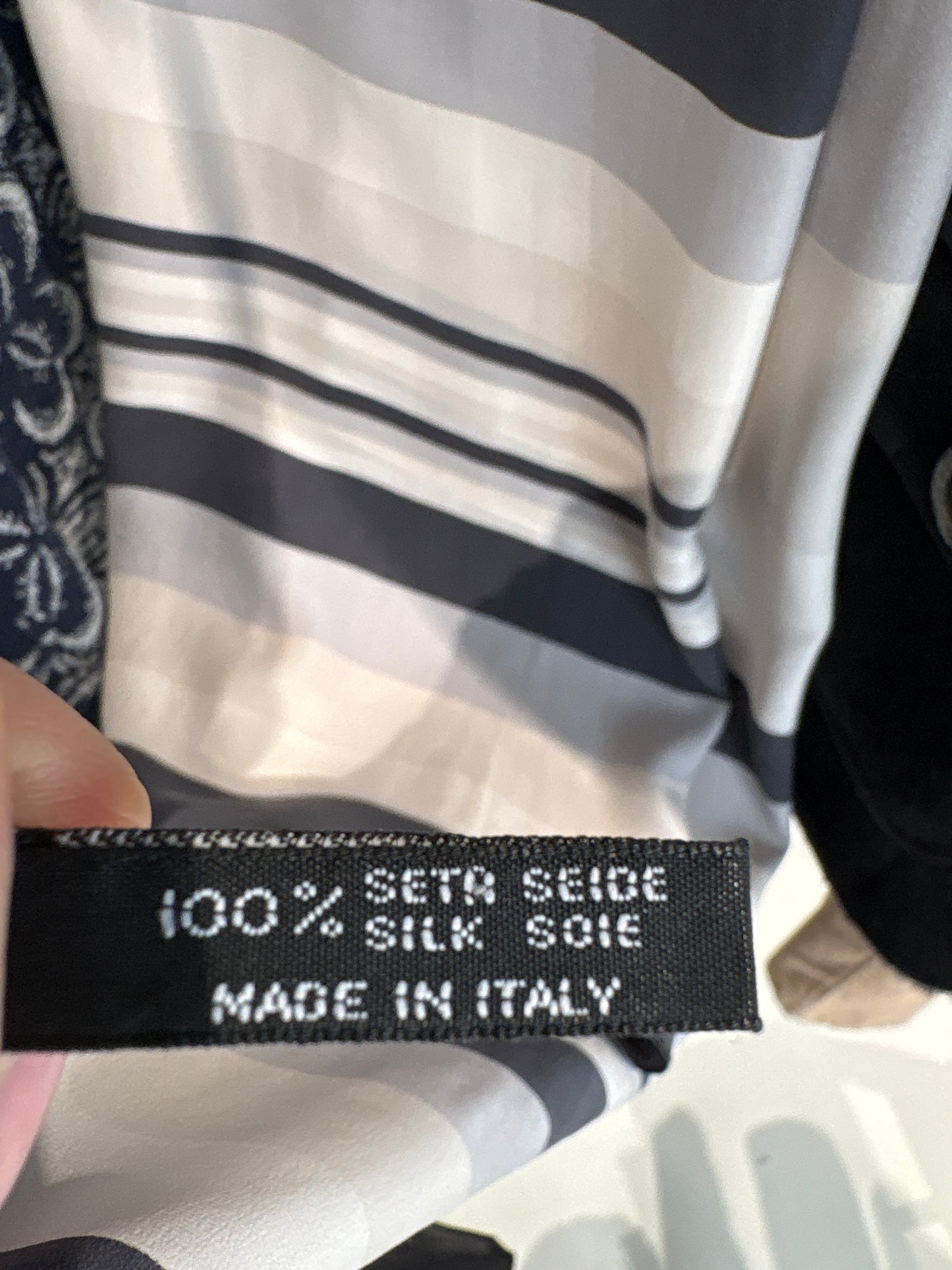 Eșarfă italiană din mătase naturală în dungi și culori neutre