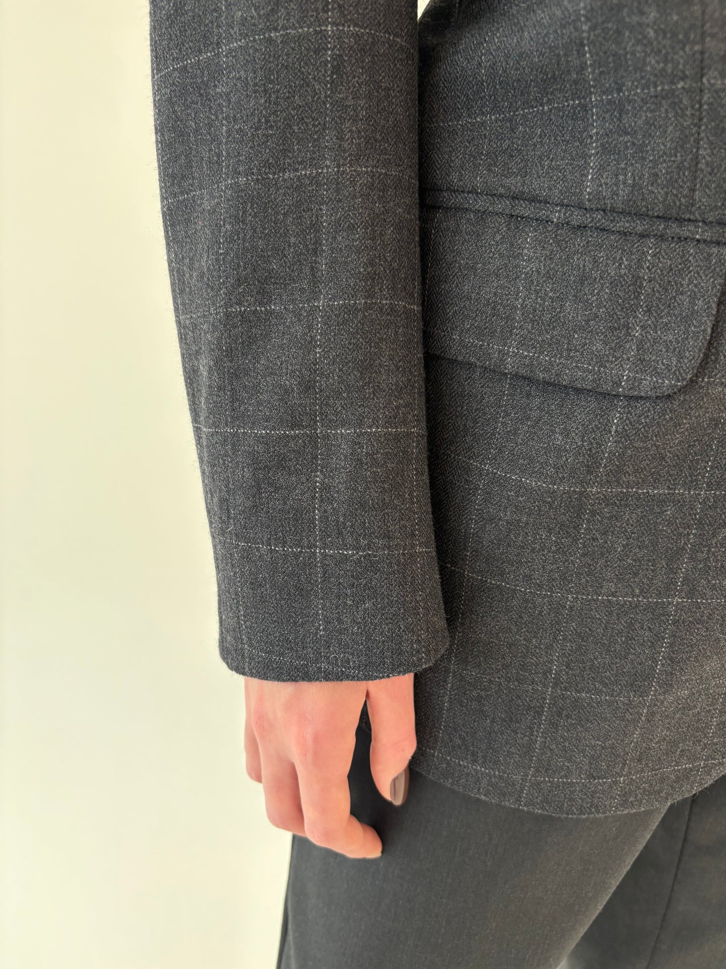 Sacou charcoal gray în carouri fine din stofă de lana extrafina pura certificată