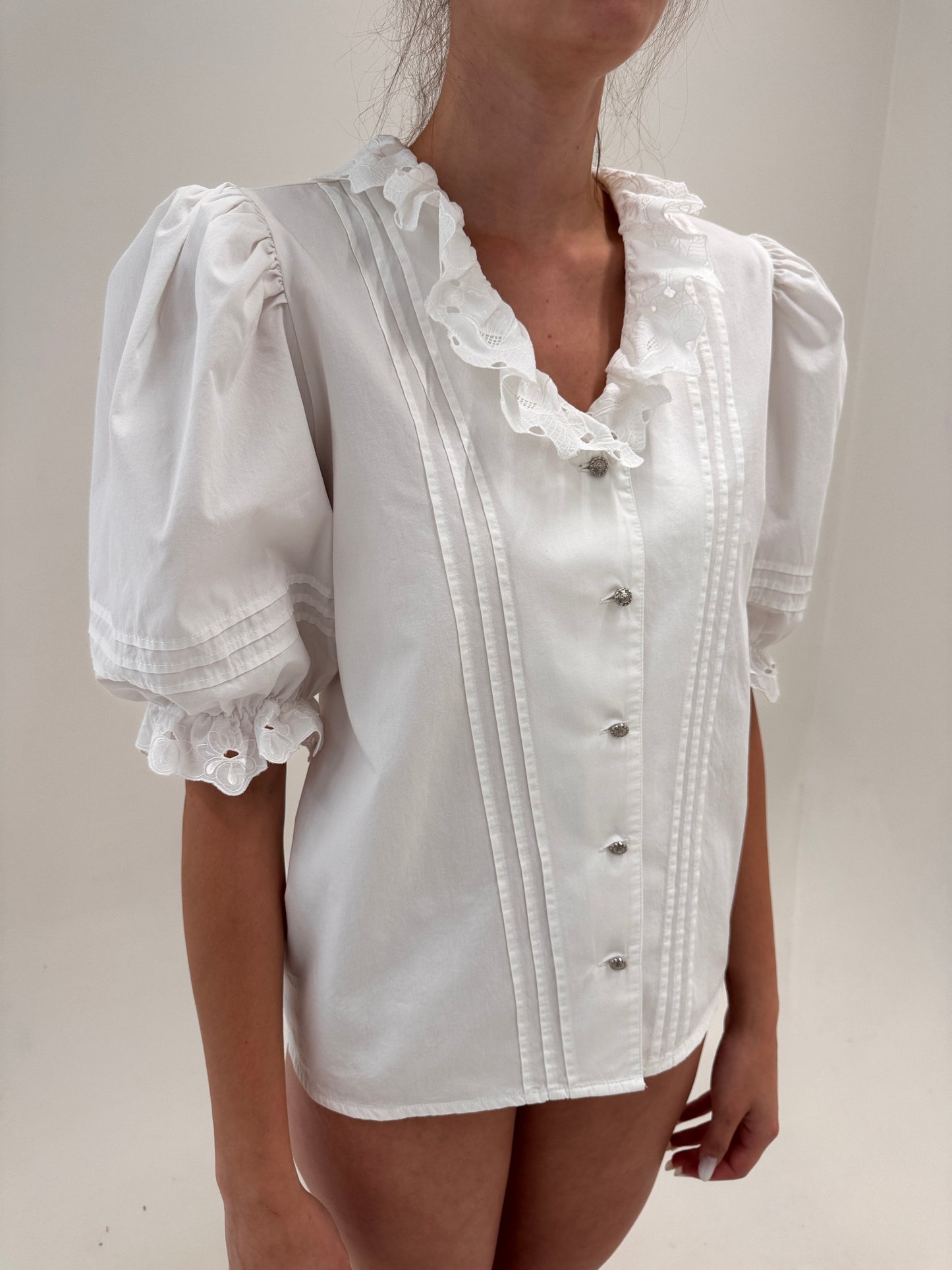 Cămașa vintage din panzica de bumbac cu broderie anglaise și mâneci ușor bufante