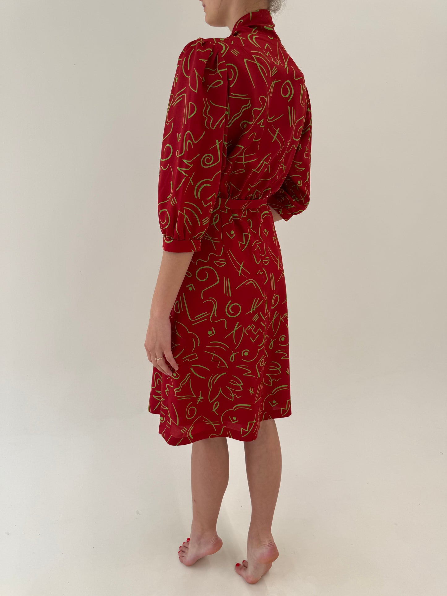 Rochie vintage cherry red cu panglică la gât și print geometric verde crud