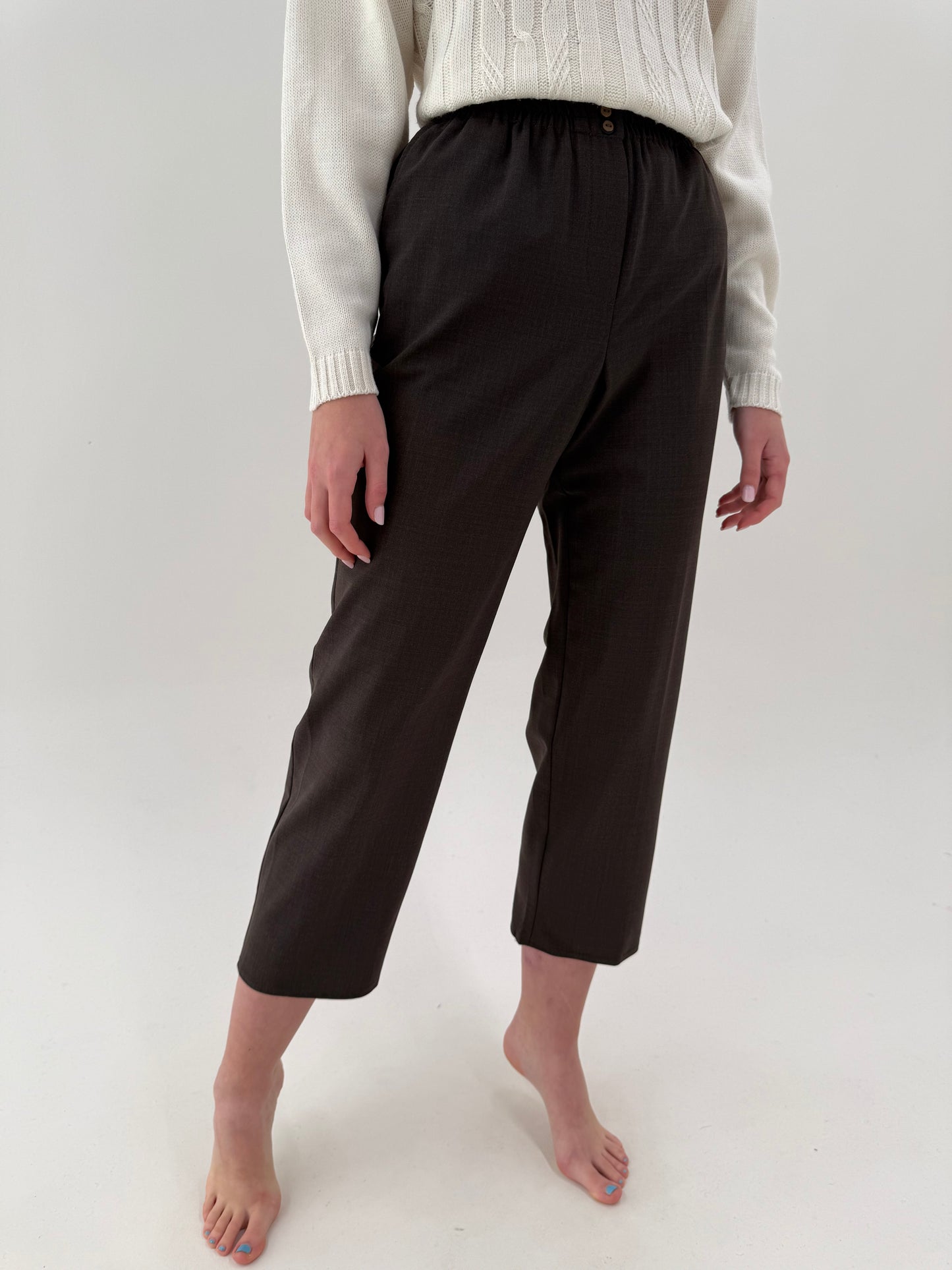 Pantaloni petite dark chocolate brown din lana extrafina cu influențe casual