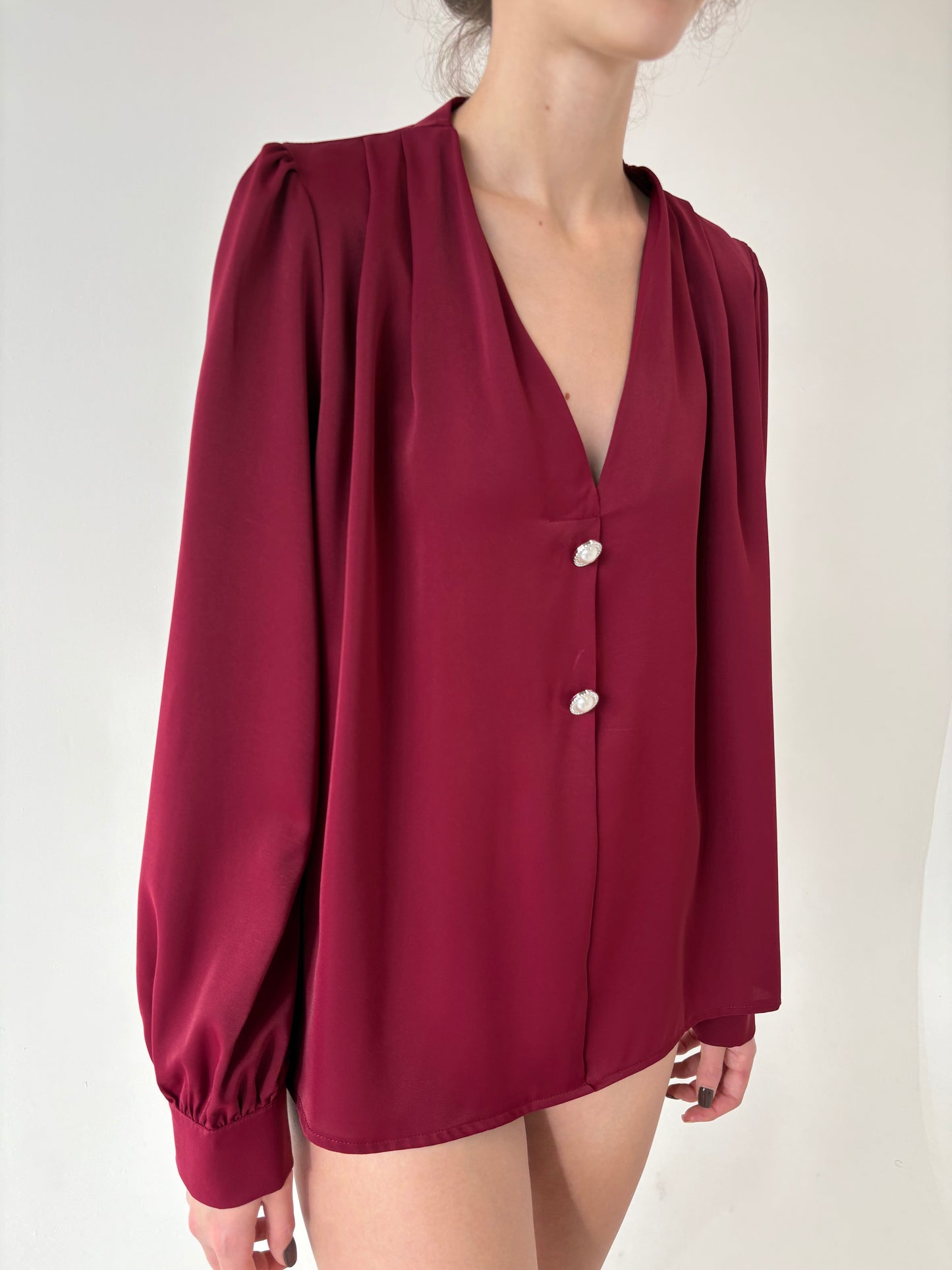 Cămașa burgundy în croi amplu cu nasturi decorativi de la zi la seară