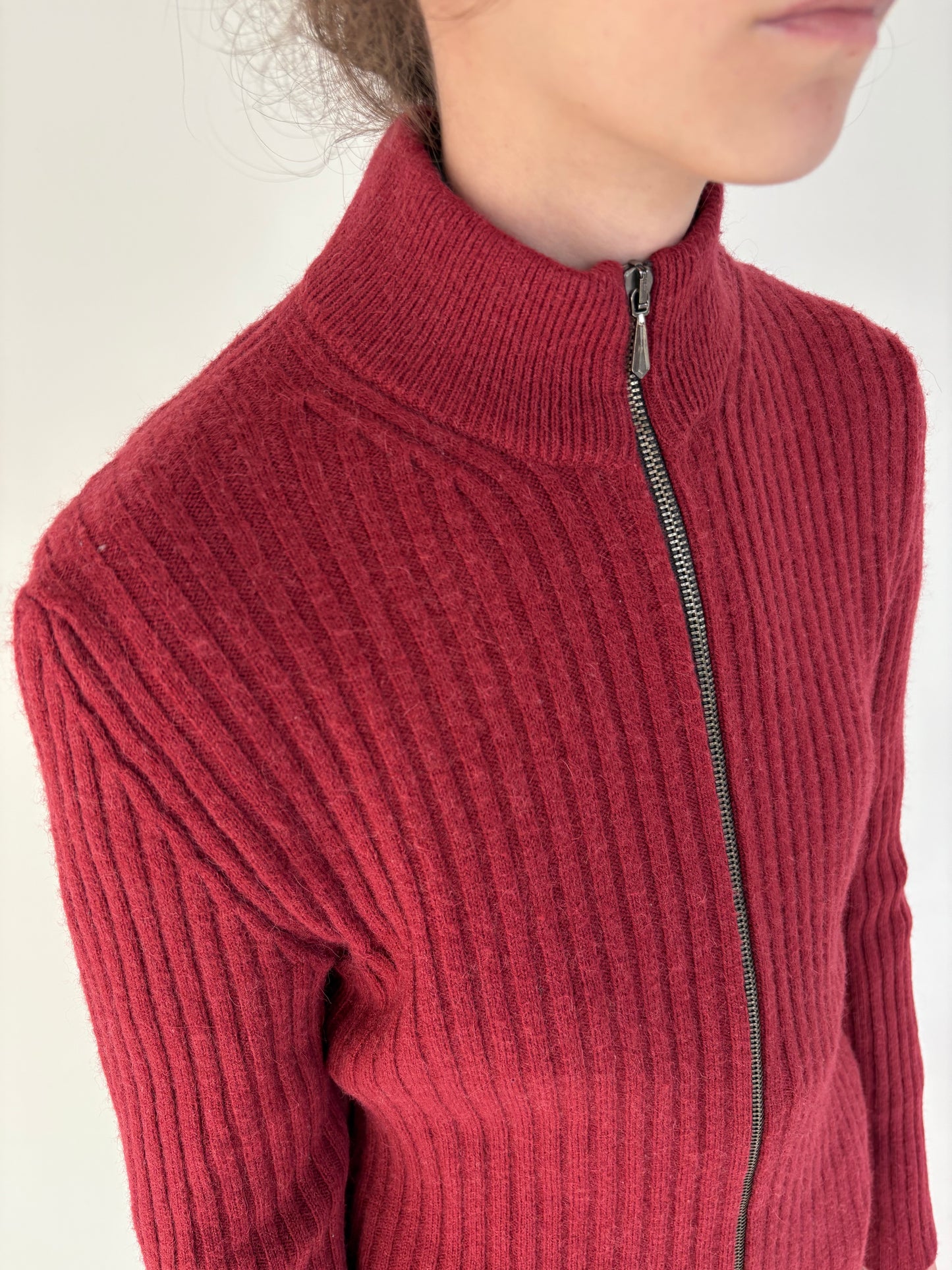 Maleta groasă marsala red cu influențe sport din lana extrafina