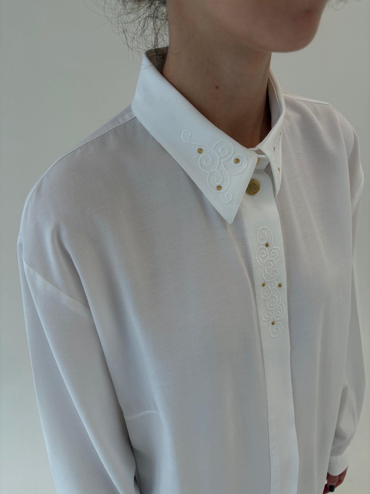 Cămașa vintage cu broderie geometrică și aplicații delicate