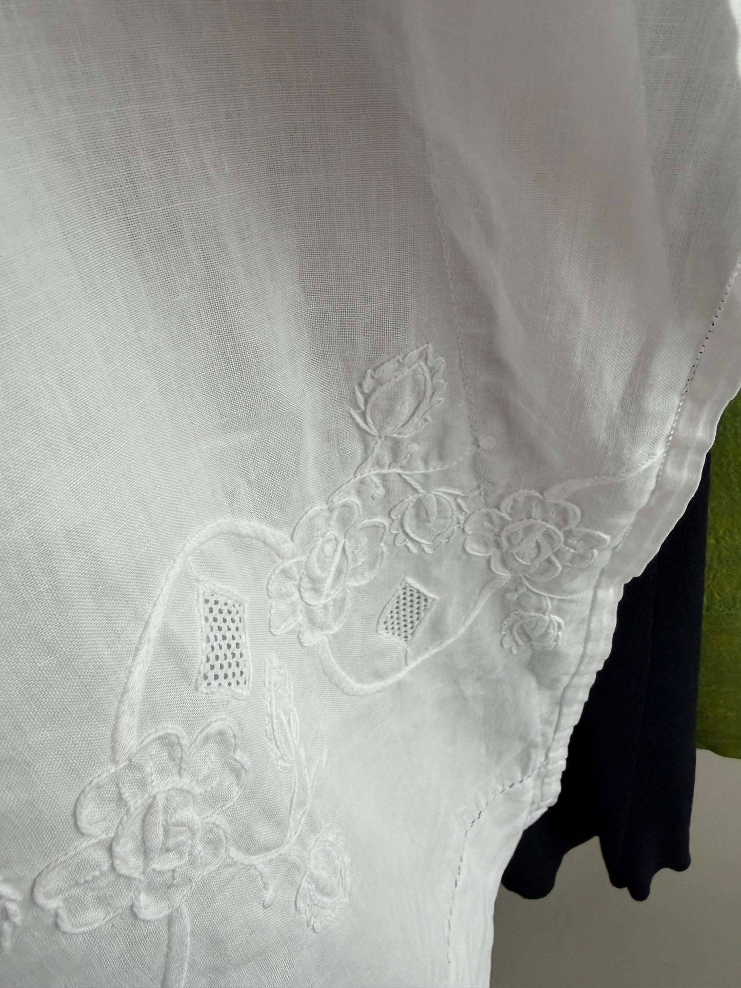 Rochie mini / tunica din in excepțional cu broderie manuală superbă față spate