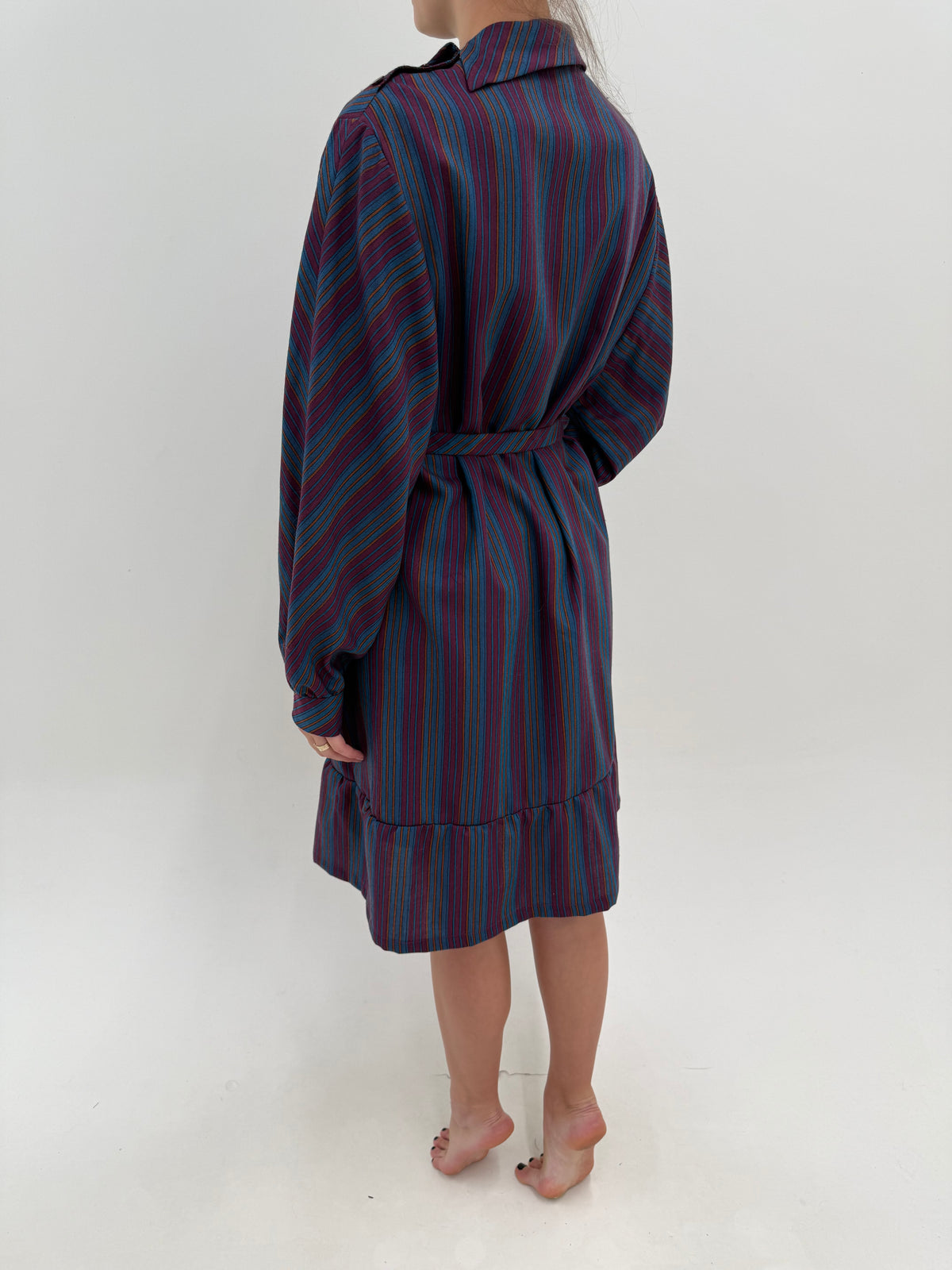 Rochie vintage cu guler chic din lana extrafina în dungi cu curea proprie și fusta cu volan