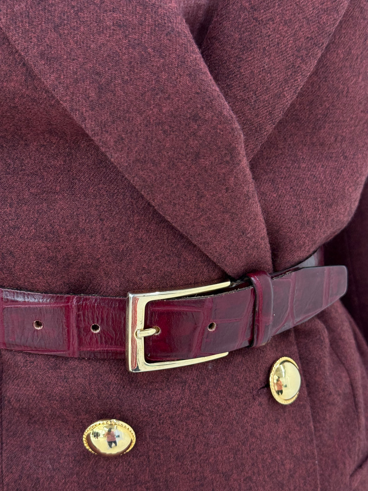 Curea burgundy din piele naturală ștanțată crock cu feronerie aurie