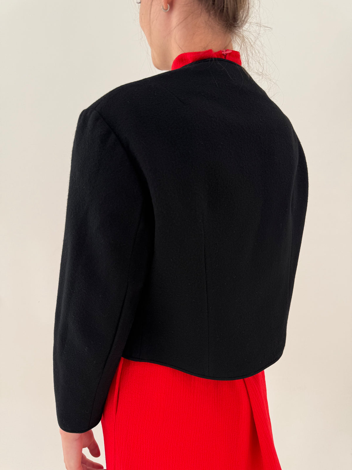Sacou vintage negru petite din lana extrafina cu căptușeală florală din bumbac